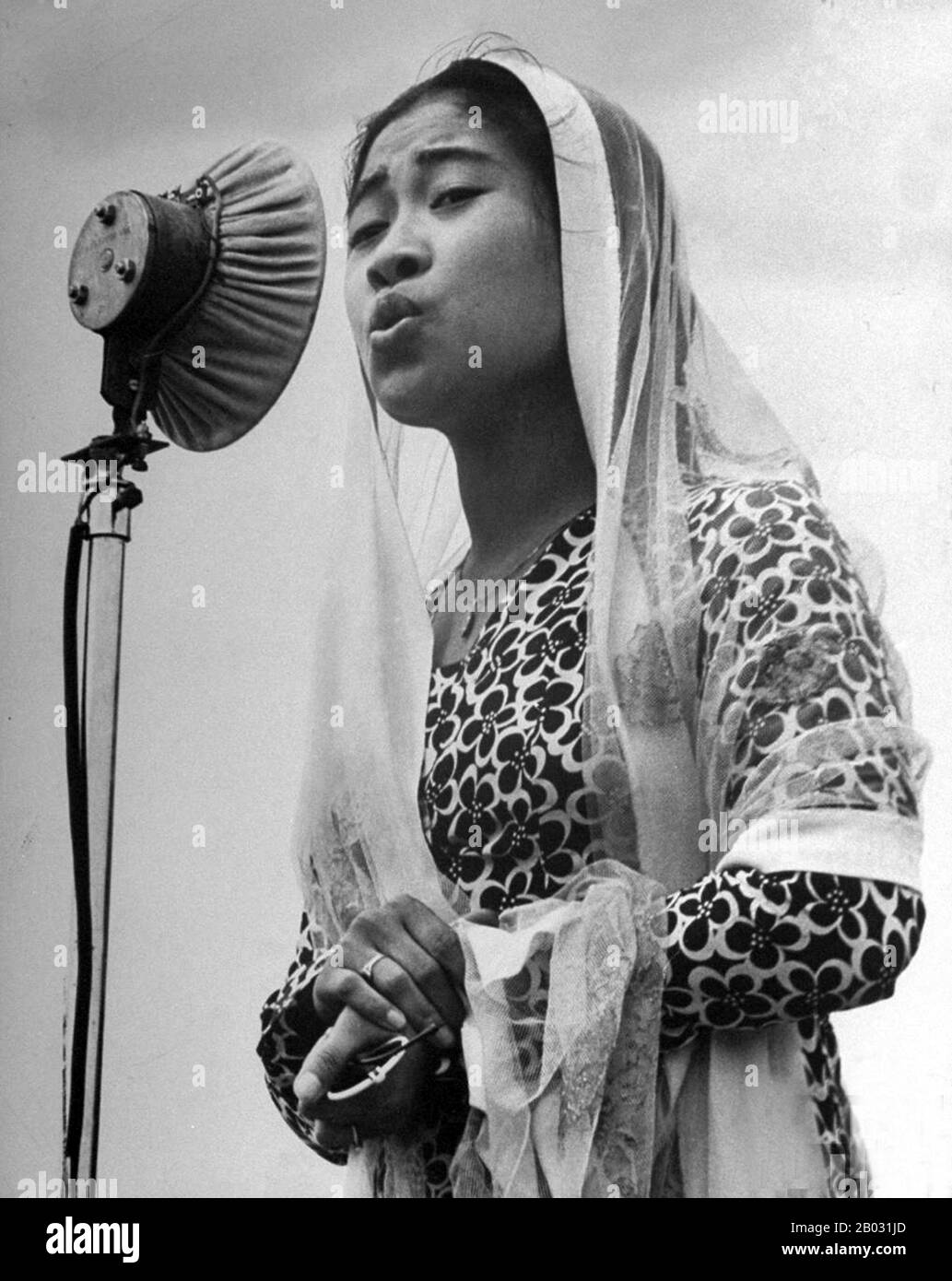 Fatmawati (5. Februar 1923 - 14. Mai 1980) ist ein nationaler Held Indonesiens (Indonesisch: Pahlawan Nasional Indonesia). Als erste indonesische First Lady war sie die dritte Frau von Sukarno, der ersten präsidentin Indonesiens, und die Mutter des ersten weiblichen präsidenten Indonesiens, Megawati Sukarnoputri. Sie entwarf und nähte die erste Flagge, die vom unabhängigen Indonesien geflogen wurde. Stockfoto