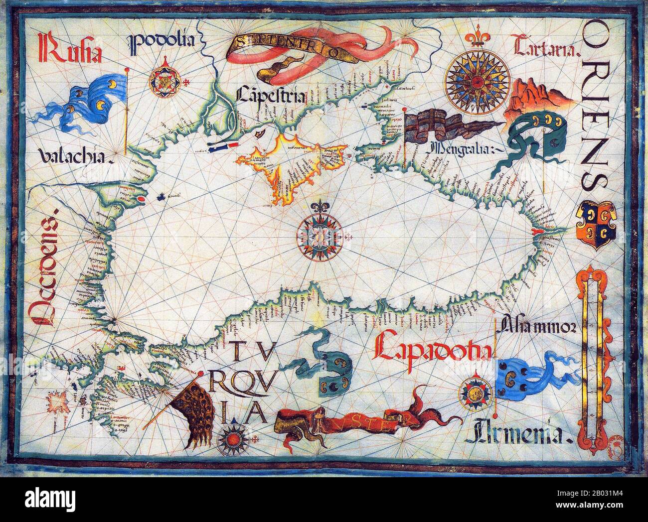 Diogo Homem (1521-1576) war ein portugiesischer Kartograf, Sohn von Lopo Homem und Mitglied einer Kartographenfamilie. Wegen eines Mordverbrechens, bei dem er konnivent war, wurde er aus Portugal ins Exil gezwungen, zunächst in England, dann in Venedig. Dort fertigte er zahlreiche Manuskriptatlasen und -Tafeln an, viele davon vom Mittelmeer. Die Arbeit von Diogo Homem ist von außergewöhnlicher grafischer Qualität und Schönheit und wird in Italien, Österreich, Großbritannien, Frankreich, den USA und Portugal aufbewahrt. Stockfoto