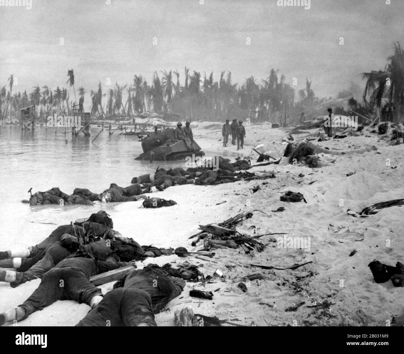 Die Schlacht von Tarawa war eine Schlacht im Pazifiktheater des zweiten Weltkriegs, die vom 20. November bis 23. November 1943 ausgetragen wurde. Sie fand auf dem Tarawa-Atoll auf den Gilbert-Inseln statt. Fast 6.400 Japaner, Koreaner und Amerikaner starben bei den Kämpfen, hauptsächlich auf und um die kleine Insel Betio im äußersten Südwesten des Tarawa-Atolls. Die Schlacht von Tarawa war die erste amerikanische Offensive im kritischen Zentralpazifik. Es war auch das erste Mal im Krieg, dass die Vereinigten Staaten ernsthaften japanischen Widerstand gegen eine amphibische Landung ausgesetzt waren. Frühere Landungen trafen nur wenig oder gar nicht ein Stockfoto