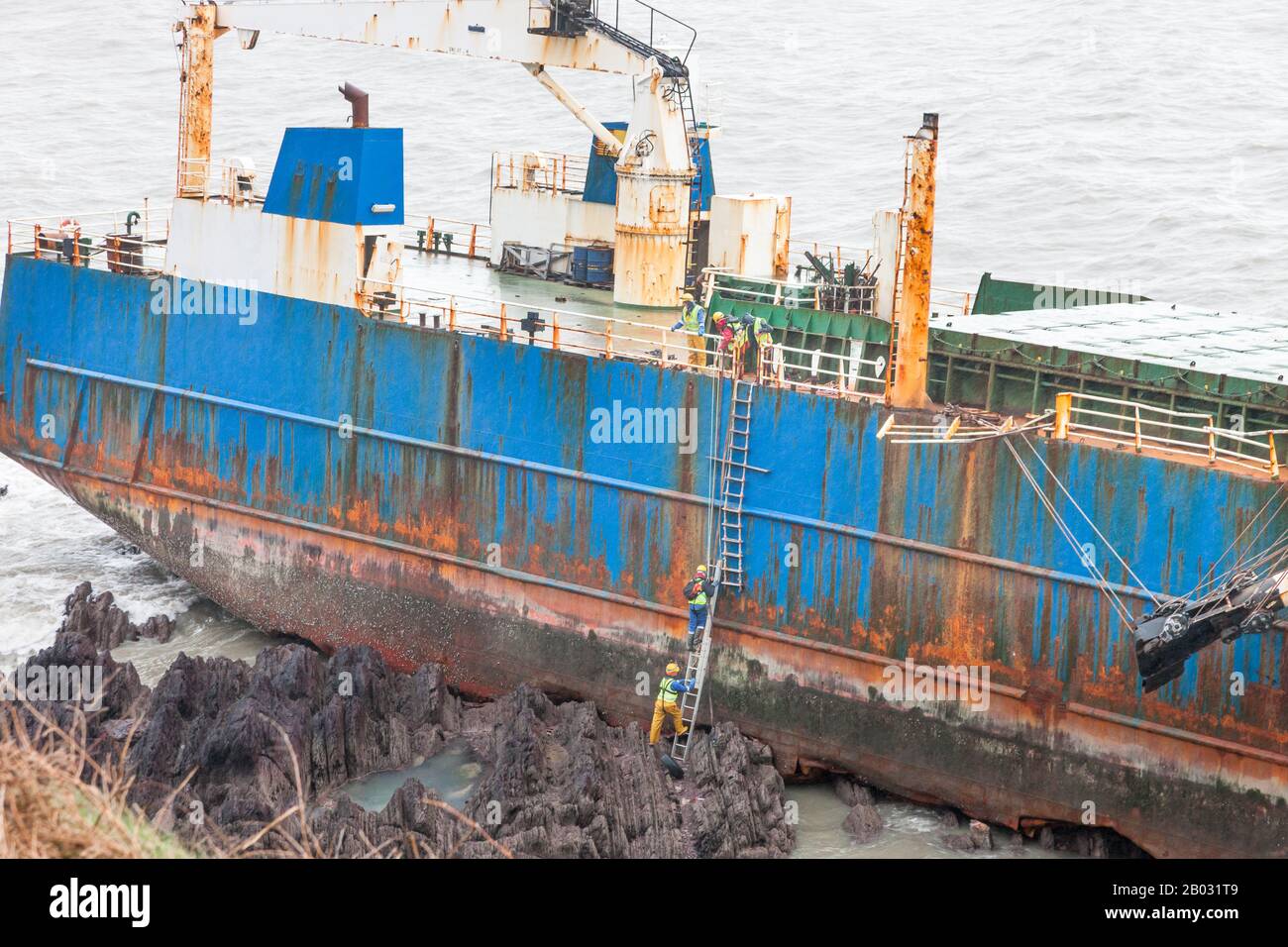 Ballycotton, Cork, Irland. Februar 2020. Personal vom Cork County Council ging an Bord des Wracks des Geisterschiffs MV Alta, das während des Sturms Dennis in der Nähe von Ballycotton, Co. Cork, Irland auf Grund gefahren wurde. Sie sind an Bord, um das Risiko der Verschmutzung durch noch an Bord des Schiffes befindlichen Treibstoff zu bewerten. Der 77-Meter-Frachter sorgte erstmals im Oktober 2018 für Schlagzeilen, als die US-Küstenwache ihre Besatzung an Bord des Behinderten-Schiffes 1.380 Meilen südöstlich von Bermuda rettete. - Credit; David Creedon / Alamy Live News Stockfoto