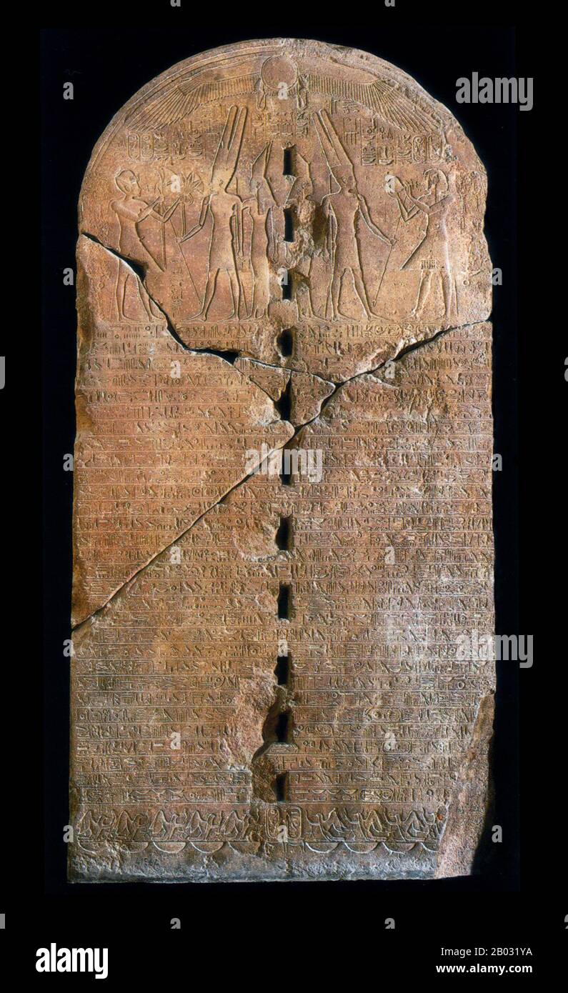 Tutanchamun war ein ägyptischer pharao der 18. Dynastie (regierte ca. 1332-1323 v. Chr. in der konventionellen Chronologie), während der Zeit der ägyptischen Geschichte, die als Neues Königreich bekannt ist. Die Entdeckung 1922 durch Howard Carter und George Herbert, 5th Earl of Carnarvon Tutanchamuns fast intaktem Grab erhielt weltweite Presseberichte. Es löste ein erneutes öffentliches Interesse am alten Ägypten aus, für das Tutanchamuns Maske, heute im ägyptischen Museum, das beliebte Symbol bleibt. Exponate von Artefakten aus seinem Grab sind durch die Welt gegangen. Im Februar 2010 bestätigten die Ergebnisse von DNA-Tests, dass er der e war Stockfoto