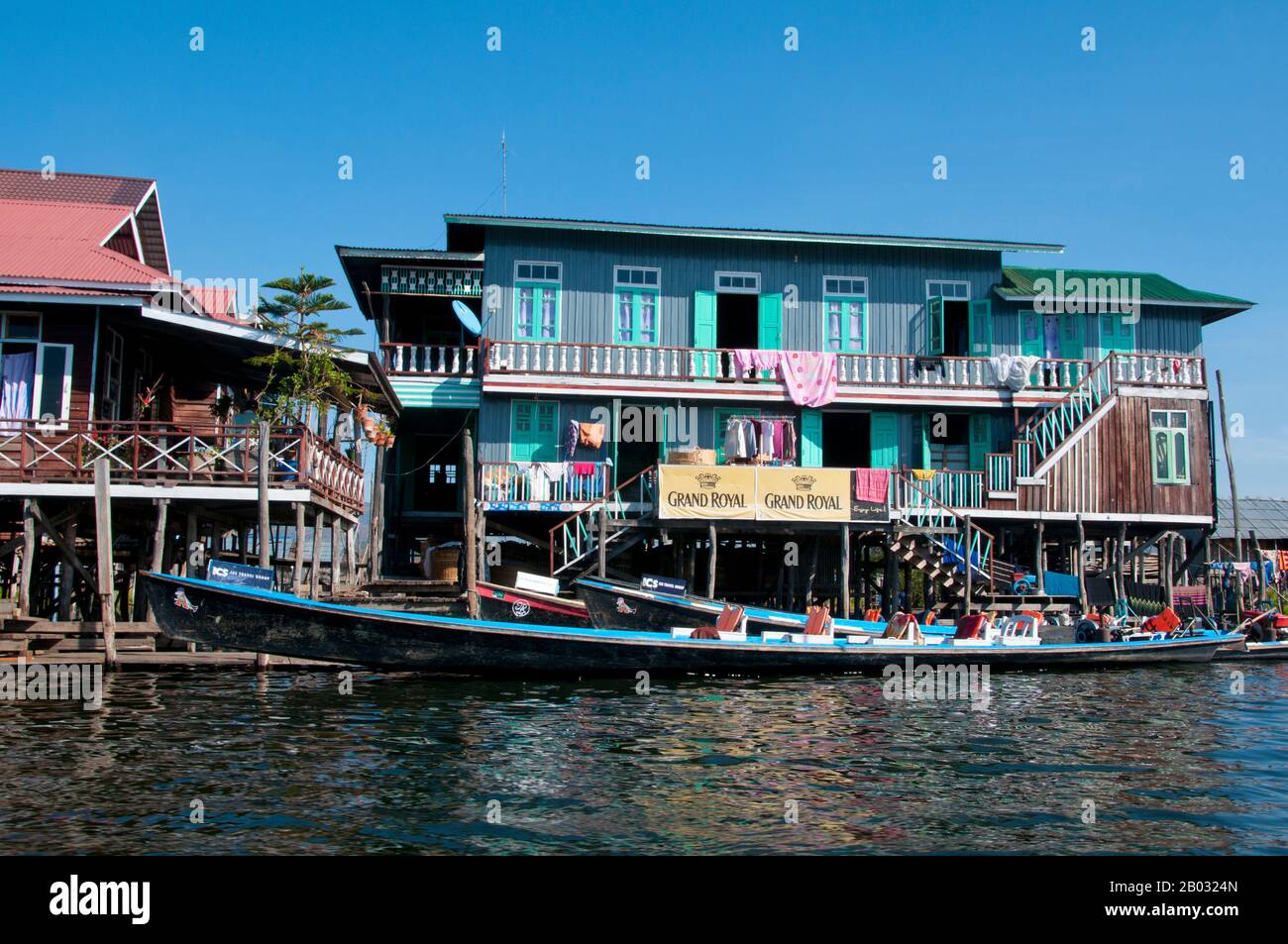 Der Inle Lake ist ein Süßwassersee, der in der Nyaungshwe Township des Taunggyi Distrikts Shan State, einem Teil der Shan Hills in Myanmar (Birma), liegt. Er ist der zweitgrößte See in Myanmar mit einer geschätzten Fläche von 44,9 Quadratmeilen (116 km2) und einer der höchsten mit einer Höhe von 2.900 Fuß (880 m). Die etwa 70.000 Einwohner des Inle Lake (Intha genannt) leben in vier an den See grenzenden Städten, in zahlreichen kleinen Dörfern am Ufer des Sees und am See selbst. Das gesamte Seegebiet befindet sich in der Gemeinde Nyaung Shwe. Die Bevölkerung besteht überwiegend aus Intha, mit einer Mischung aus anderen Stockfoto