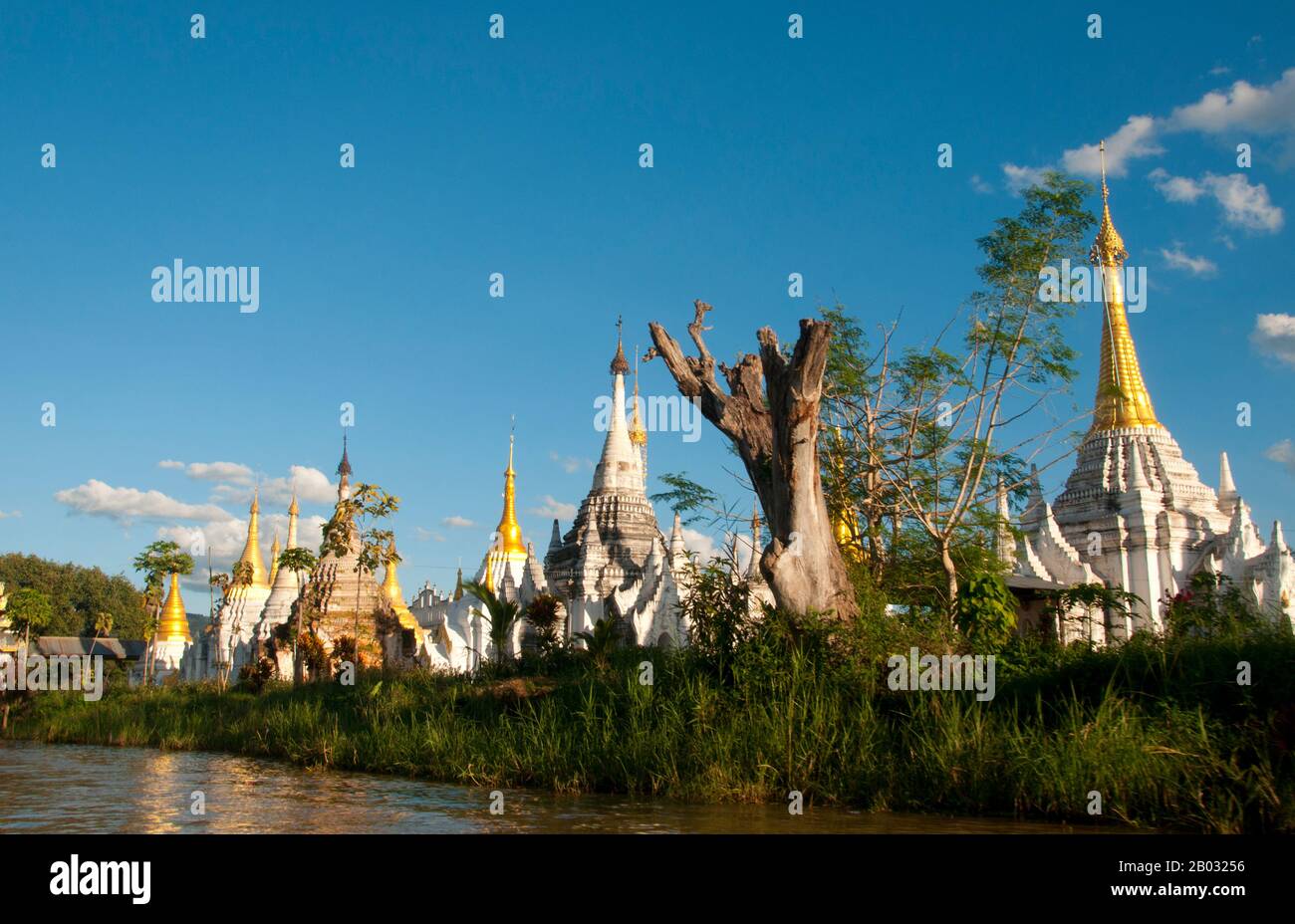 Der Inle Lake ist ein Süßwassersee, der in der Nyaungshwe Township des Taunggyi Distrikts Shan State, einem Teil der Shan Hills in Myanmar (Birma), liegt. Er ist der zweitgrößte See in Myanmar mit einer geschätzten Fläche von 44,9 Quadratmeilen (116 km2) und einer der höchsten mit einer Höhe von 2.900 Fuß (880 m). Die etwa 70.000 Einwohner des Inle Lake (Intha genannt) leben in vier an den See grenzenden Städten, in zahlreichen kleinen Dörfern am Ufer des Sees und am See selbst. Das gesamte Seegebiet befindet sich in der Gemeinde Nyaung Shwe. Die Bevölkerung besteht überwiegend aus Intha, mit einer Mischung aus anderen Stockfoto