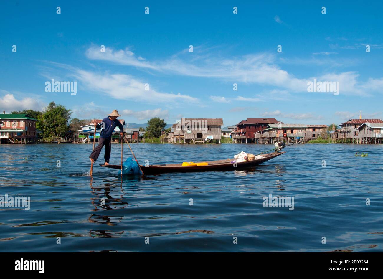 Der Inle Lake ist ein Süßwassersee, der in der Nyaungshwe Township des Taunggyi Distrikts Shan State, einem Teil der Shan Hills in Myanmar (Birma), liegt. Er ist der zweitgrößte See in Myanmar mit einer geschätzten Fläche von 44,9 Quadratmeilen (116 km2) und einer der höchsten mit einer Höhe von 2.900 Fuß (880 m). Die etwa 70.000 Einwohner des Inle Lake (Intha genannt) leben in vier an den See grenzenden Städten, in zahlreichen kleinen Dörfern am Ufer des Sees und am See selbst. Das gesamte Seegebiet befindet sich in der Gemeinde Nyaung Shwe. Die Bevölkerung besteht überwiegend aus Intha, mit einer Mischung aus anderen Stockfoto