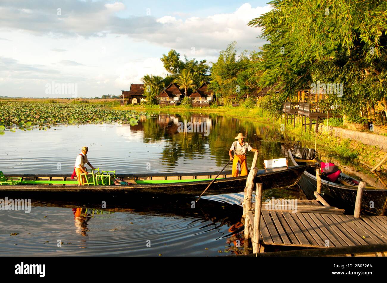 Der Inle Lake ist ein Süßwassersee, der in der Nyaungshwe Township des Taunggyi Distrikts Shan State, einem Teil der Shan Hills in Myanmar (Birma), liegt. Er ist der zweitgrößte See in Myanmar mit einer geschätzten Fläche von 44,9 Quadratmeilen (116 km2) und einer der höchsten mit einer Höhe von 2.900 Fuß (880 m). Die etwa 70.000 Einwohner des Inle Lake (Intha genannt) leben in vier an den See grenzenden Städten, in zahlreichen kleinen Dörfern am Ufer des Sees und am See selbst. Das gesamte Seegebiet befindet sich in der Gemeinde Nyaung Shwe. Die Bevölkerung besteht überwiegend aus Intha, mit einer Mischung aus anderen Stockfoto