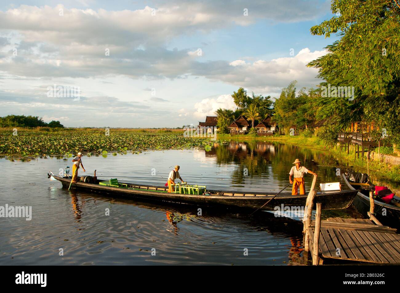 Der Inle Lake ist ein Süßwassersee, der in der Nyaungshwe Township des Taunggyi Distrikts Shan State, einem Teil der Shan Hills in Myanmar (Birma), liegt. Er ist der zweitgrößte See in Myanmar mit einer geschätzten Fläche von 44,9 Quadratmeilen (116 km2) und einer der höchsten mit einer Höhe von 2.900 Fuß (880 m). Die etwa 70.000 Einwohner des Inle Lake (Intha genannt) leben in vier an den See grenzenden Städten, in zahlreichen kleinen Dörfern am Ufer des Sees und am See selbst. Das gesamte Seegebiet befindet sich in der Gemeinde Nyaung Shwe. Die Bevölkerung besteht überwiegend aus Intha, mit einer Mischung aus anderen Stockfoto