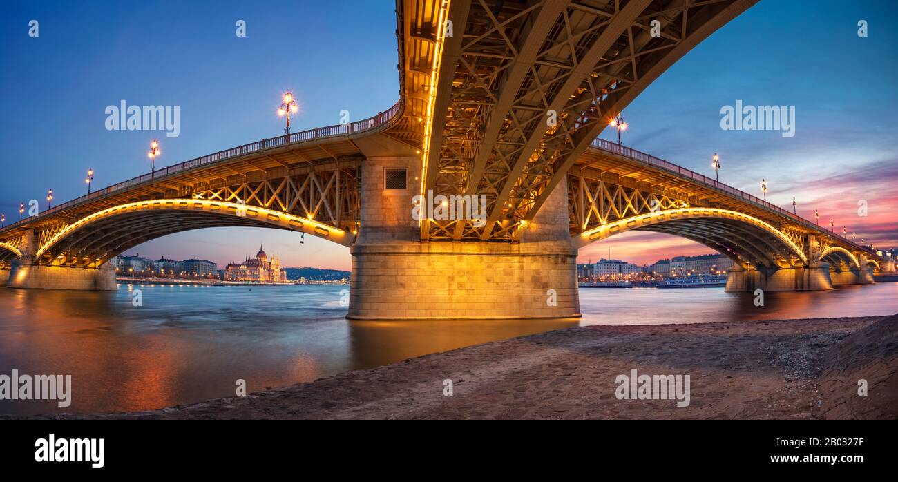 Budapest, Ungarn. Panoramabild von Budapest mit Margaretenbrücke und ungarischer Parlamentsgebäude bei schönem Sonnenuntergang. Stockfoto