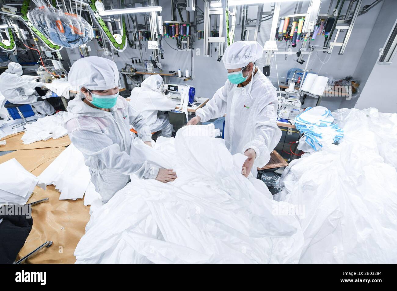 Shenzhen, Chinas Provinz Guangdong. Februar 2020. Arbeiter verarbeiten Schutzanzüge in einem Werk eines Modeunternehmens in Shenzhen, Südchina, Provinz Guangdong, 18. Februar 2020. Um den Kampf gegen die Epidemie zu führen und Hilfe bei der Bearbeitung von Schutzanzügen für ein medizinisches Unternehmen anzubieten, hat das Modeunternehmen eine 1.000 Quadratmeter große Anlage zu einer sterilen Anlage umgebaut und 80 Fachkräfte während der Frühlingsfesttage zurückgerufen. Jetzt kann es täglich über 1.800 Schutzanzüge verarbeiten. Kredit: Mao Siqian/Xinhua/Alamy Live News Stockfoto