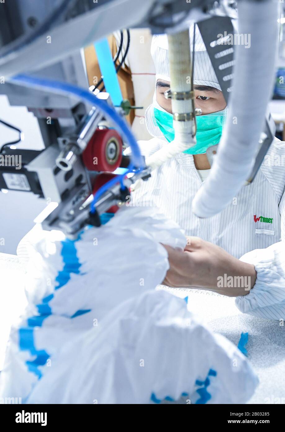 Shenzhen, Chinas Provinz Guangdong. Februar 2020. Arbeiter verarbeiten Schutzanzüge in einem Werk eines Modeunternehmens in Shenzhen, Südchina, Provinz Guangdong, 18. Februar 2020. Um den Kampf gegen die Epidemie zu führen und Hilfe bei der Bearbeitung von Schutzanzügen für ein medizinisches Unternehmen anzubieten, hat das Modeunternehmen eine 1.000 Quadratmeter große Anlage zu einer sterilen Anlage umgebaut und 80 Fachkräfte während der Frühlingsfesttage zurückgerufen. Jetzt kann es täglich über 1.800 Schutzanzüge verarbeiten. Kredit: Mao Siqian/Xinhua/Alamy Live News Stockfoto