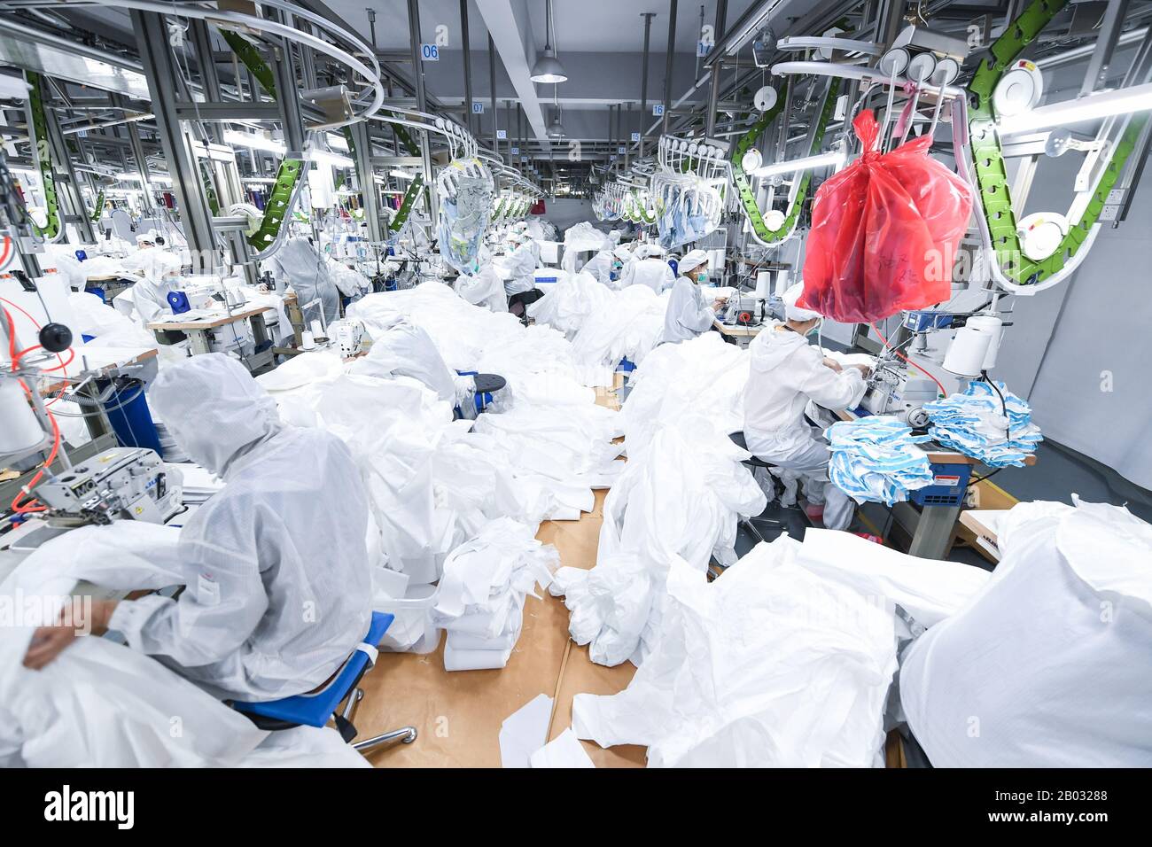 Shenzhen, Chinas Provinz Guangdong. Februar 2020. Arbeiter verarbeiten Schutzanzüge in einem Werk eines Modeunternehmens in Shenzhen, Südchina, Provinz Guangdong, 18. Februar 2020. Um den Kampf gegen die Epidemie zu führen und Hilfe bei der Bearbeitung von Schutzanzügen für ein medizinisches Unternehmen anzubieten, hat das Modeunternehmen eine 1.000 Quadratmeter große Anlage zu einer sterilen Anlage umgebaut und 80 Fachkräfte während der Frühlingsfesttage zurückgerufen. Jetzt kann es täglich über 1.800 Schutzanzüge verarbeiten. Kredit: Mao Siqian/Xinhua/Alamy Live News Stockfoto