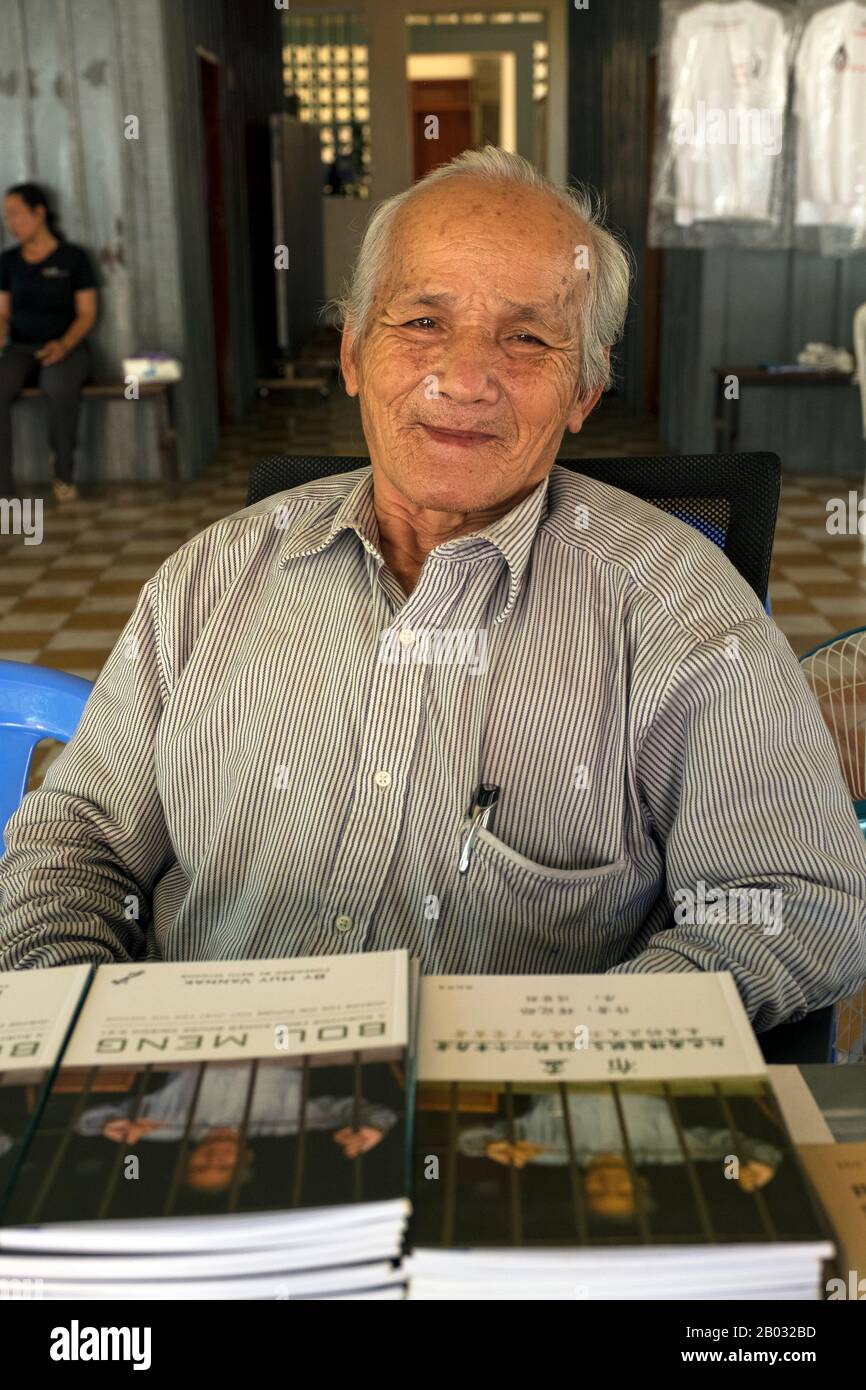 Der 1941 geborene Bou Meng ist einer von 14 Überlebenden der S-21, des Khmer Rouge Gefängnisses in Phnom Penh (1975-1979), Kambodscha, wo mehr als 16.000 Menschen gefoltert und anschließend getötet wurden. Er überlebte wegen seiner Fähigkeit bei der Porträtfotografie und war gezwungen, Bilder von den Führern der Khmer Rouge zu malen. Stockfoto