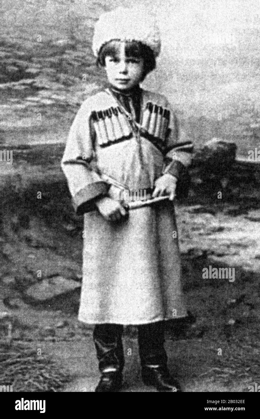 Baron Roman Nikolai Maximilian von Ungern-Sternberg (* 29. Dezember 1885; † 15. September 1921) war ein baltischer schwedisch-russischer Yesaul (Kosakenkapitän), ein russischer Held des ersten Weltkriegs und Oberstleutnant zur Zeit des Bürgerkrieges in Russland und der Mongolei, der die Mongolei im Februar - März 1921 von der chinesischen Herrschaft "befreite". Im Juni marschierte er in Südsibirien ein, um eine antikommunistische Rebellion anzuheben, wurde aber im August 1921 von der Roten Armee besiegt. Ein unabhängiger und brutaler Kriegsherr, der pan-monarchistische Ziele in der Mongolei und Gebiete östlich des Baikalsee während des Russischen Bürgerkrieges verfolgt Stockfoto