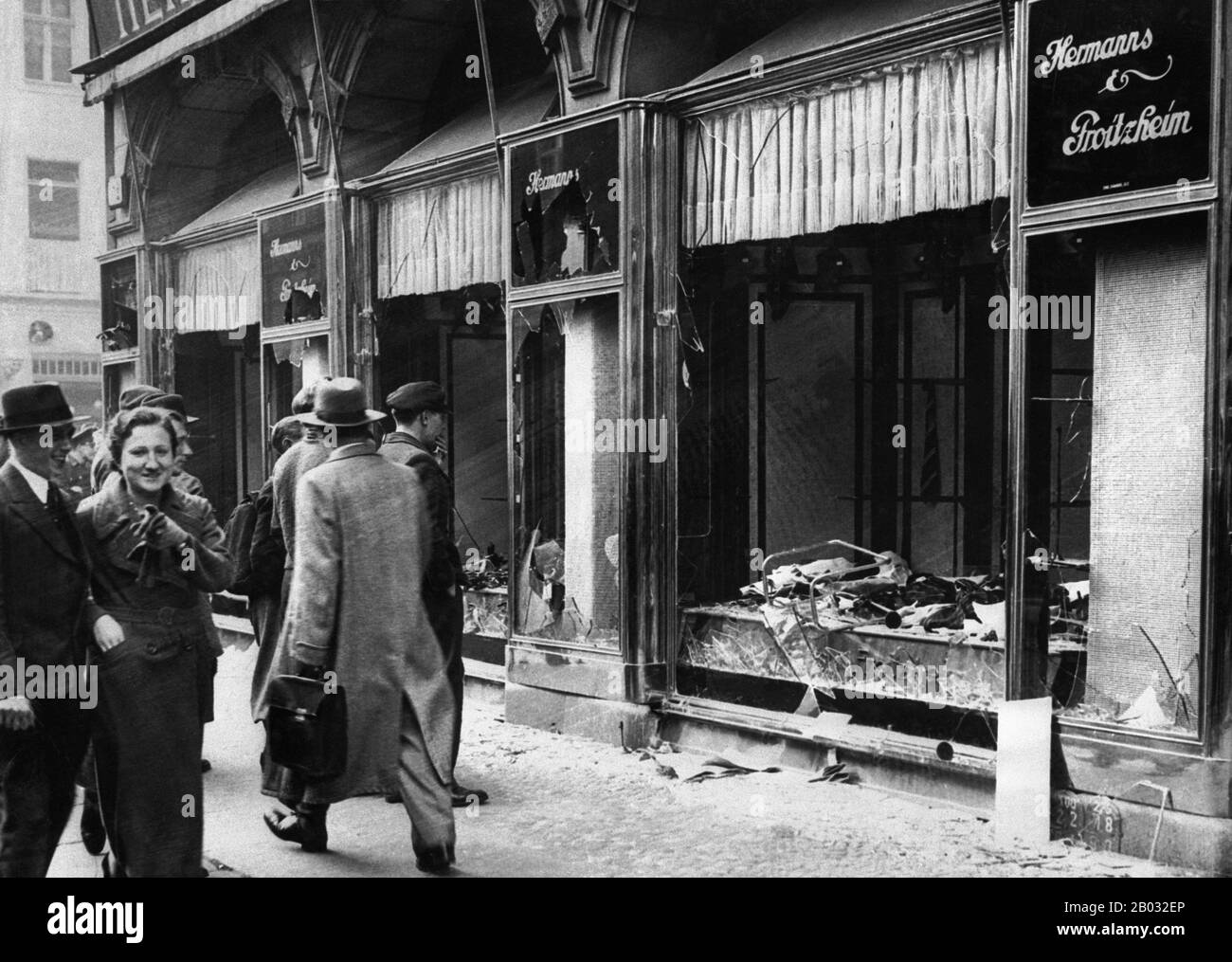 Kristallnacht oder "Kristallnacht", auch "Nacht des Zerbrochenen Glases" genannt, war ein Pogrom gegen Juden im gesamten Nazi-Deutschland und Österreich, das am 9. Bis 10. November 1938 von paramilitärischen Truppen der SA (Sturmabteilung oder Brownshirts) und deutschen Zivilisten durchgeführt wurde. Die deutschen Behörden haben sich ohne Einmischung angesehen. Der Name Kristallnacht stammt von den Scherben zerbrochenen Glases, die die Straßen übersäten, nachdem jüdische Geschäfte, Gebäude und Synagogenbauten ihre Fenster zerschlagen hatten. Stockfoto