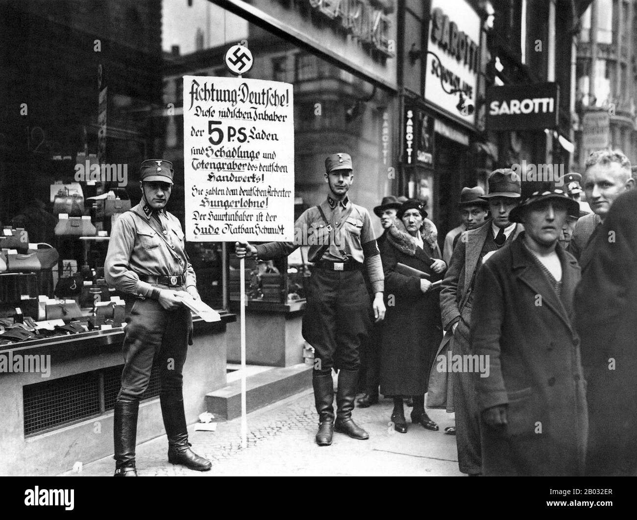 Kristallnacht oder "Kristallnacht", auch "Nacht des Zerbrochenen Glases" genannt, war ein Pogrom gegen Juden im gesamten Nazi-Deutschland und Österreich, das am 9. Bis 10. November 1938 von paramilitärischen Truppen der SA (Sturmabteilung oder Brownshirts) und deutschen Zivilisten durchgeführt wurde. Die deutschen Behörden haben sich ohne Einmischung angesehen. Der Name Kristallnacht stammt von den Scherben zerbrochenen Glases, die die Straßen übersäten, nachdem jüdische Geschäfte, Gebäude und Synagogenbauten ihre Fenster zerschlagen hatten. Stockfoto
