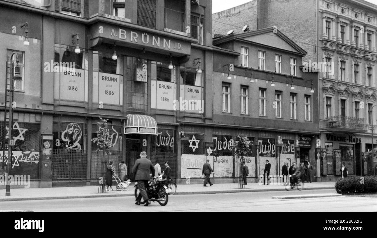 Kristallnacht oder "Kristallnacht", auch "Nacht des Zerbrochenen Glases" genannt, war ein Pogrom gegen Juden im gesamten Nazi-Deutschland und Österreich, das am 9. Bis 10. November 1938 von paramilitärischen Truppen der SA (Sturmabteilung oder Brownshirts) und deutschen Zivilisten durchgeführt wurde. Die deutschen Behörden haben sich ohne Einmischung angesehen. Der Name Kristallnacht stammt von den Scherben zerbrochenen Glases, die die Straßen übersäten, nachdem jüdische Geschäfte, Gebäude und Synagogenbauten ihre Fenster zerschlagen hatten. Stockfoto