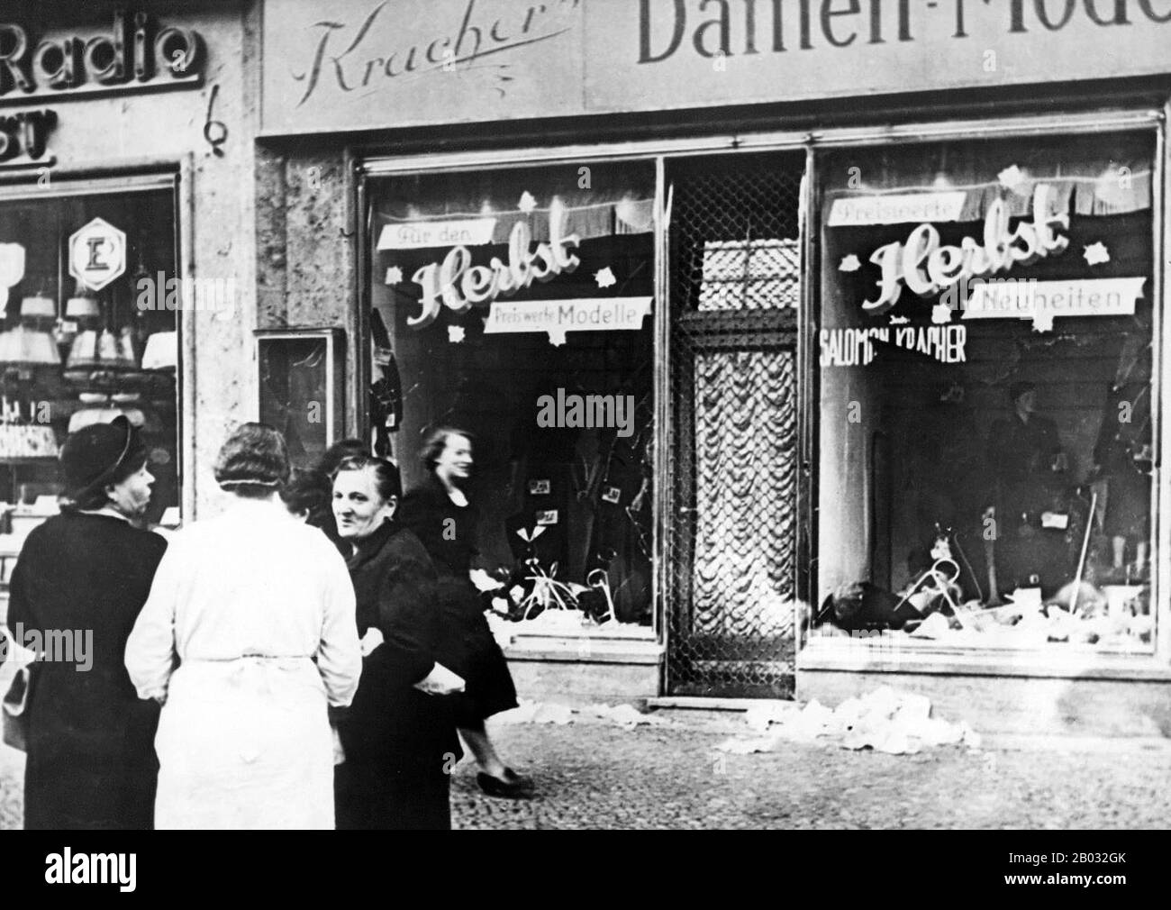Kristallnacht oder "Kristallnacht", auch "Nacht des Glasbroschens" genannt, war ein Pogrom gegen Juden im gesamten Nazi-Deutschland und Österreich, das am 9. Bis 10. November 1938 von SA-paramilitärischen Kräften und deutschen Zivilisten durchgeführt wurde. Die deutschen Behörden haben sich ohne Einmischung angesehen. Der Name Kristallnacht stammt von den Scherben zerbrochenen Glases, die die Straßen übersäten, nachdem jüdische Geschäfte, Gebäude und Synagogenbauten ihre Fenster zerschlagen hatten. Stockfoto