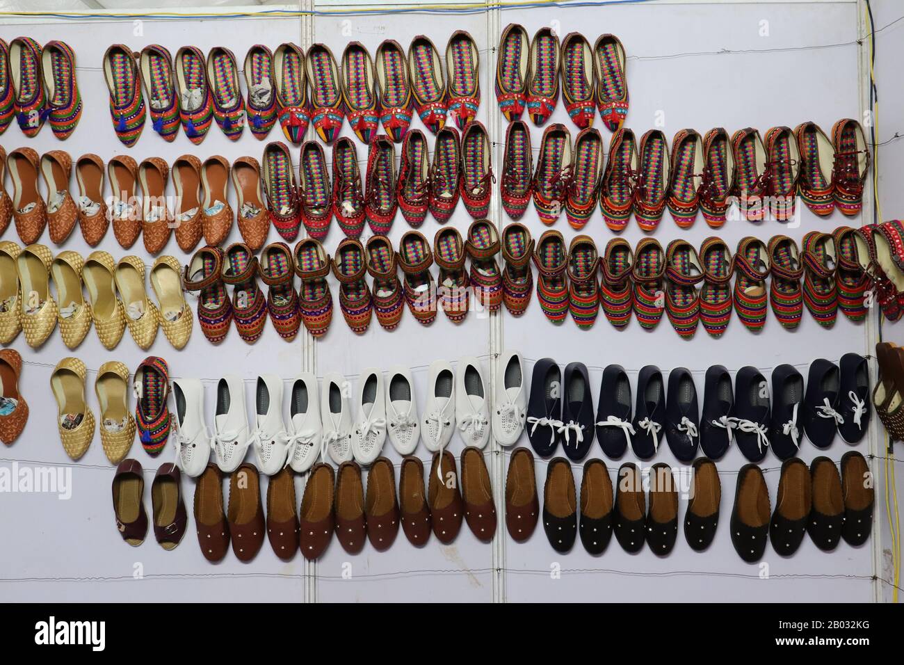 Handgefertigte indische Juttis-/Mojari-Schuhe zum Verkauf auf dem Markt Stockfoto