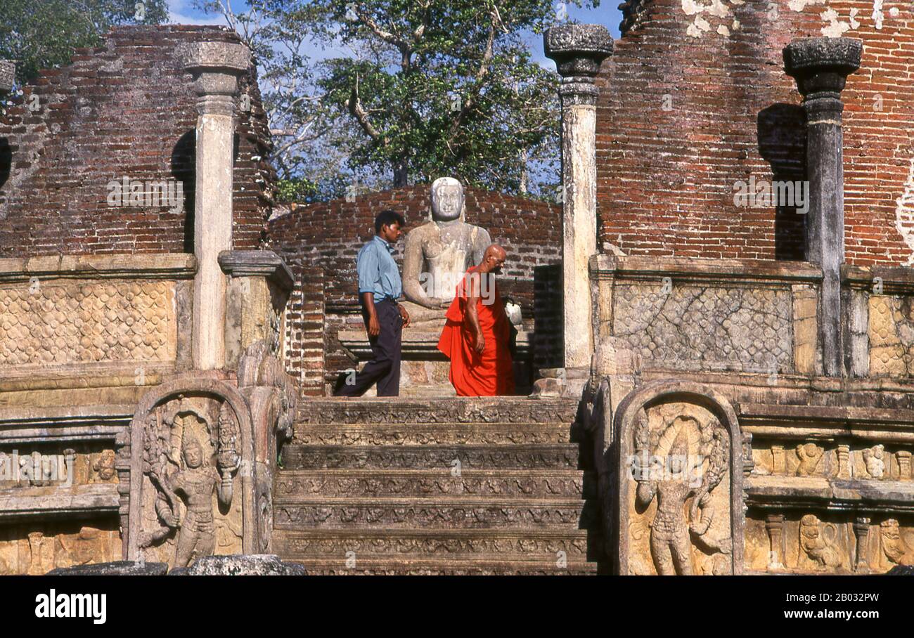 Vatadage ist eine Art buddhistischer Struktur, die in Sri Lanka gefunden wurde. Sie wird auch als Dage, Thupagara und Cetiyagara bezeichnet. Vatadages wurden zu ihrem Schutz um kleine Stupas herum gebaut, die oft ein Relikt festhielten oder auf geheiltem Boden errichtet wurden. Polonnaruwa, das zweitälteste der Königreiche Sri Lankas, wurde erstmals von König Vijayabahu I. zur Hauptstadt erklärt, der 1070 CE die Chola-Eindringlinge besiegte, um das Land unter einem nationalen Führer wieder zu vereinen. Stockfoto