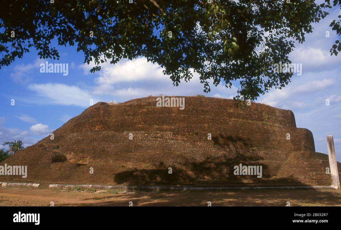 Das aus dem 2. Jahrhundert stammende BCE Dakkhina Stupa wurde ursprünglich von König Duttugemunu erbaut, um den tamilischen König Elara zu ehren, den er im Kampf besiegt hatte. Heute wird die Struktur als buddhistischer Stupa identifiziert. Anuradhapura ist eine der uralten Hauptstädte Sri Lankas und berühmt für seine gut erhaltenen Ruinen. Jahrhundert v. Chr. bis Anfang des 11. Jahrhunderts n. Chr. war sie die Hauptstadt. In dieser Zeit blieb es eines der stabilsten und dauerhaftesten Zentren der politischen Macht und des städtischen Lebens in Südasien. Die alte Stadt, die für die buddhistische Welt als heilig gilt, ist heute umgeben von Stockfoto