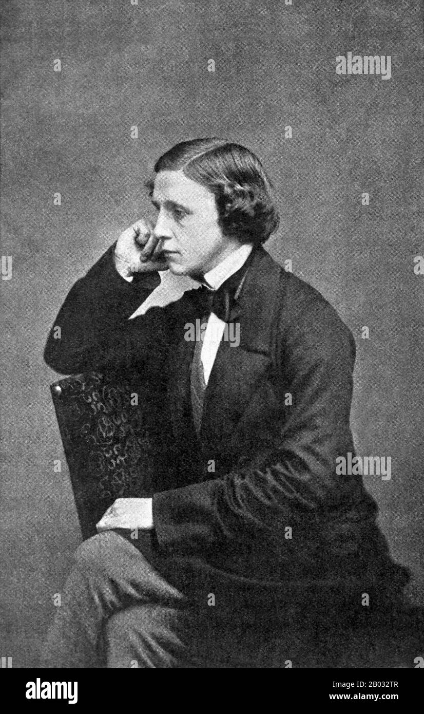 Charles Lutwidge Dodgson (* 27. Januar 1832 in London; † 14. Januar 1898), besser bekannt unter seinem Federnamen Lewis Carroll, war ein englischer Schriftsteller, Mathematikhistoriker, Logiker, anglikanischer Diakon und Fotograf. Seine bekanntesten Schriften sind Alice's Adventures in Wonderland, seine Fortsetzung Durch den Looking-Glass, die das Gedicht Jabberwocky umfasst, und das Gedicht The Hunting of the Snark, alle Beispiele für das Genre des literarischen Unsinns. Er ist für seine Einrichtung bei Wortspiel, Logik und Phantasie bekannt. Es gibt Gesellschaften in vielen Teilen der Welt, die sich dem Genuss und der Förderung seiner Werke und der Untersuchung widmen Stockfoto