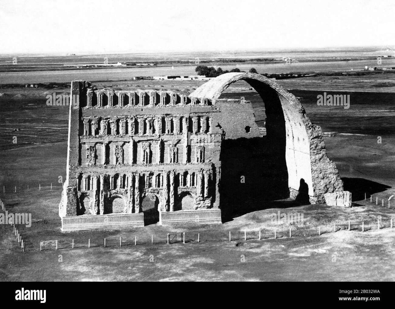 Ctesiphon war die Hauptstadt des parthischen und sasanischen Empires (247 v. Chr.-224 u. z. bzw. 224-651 u. z.). Es war eine der großen Städte des spätantiken Mesopotamiens. Sein heute noch auffälligstes Bauwerk ist der große Torbogen von Ctesiphon. Es lag am östlichen Ufer des Tigris gegenüber von wo die griechische Stadt Seleucia stand und Nordosten des alten Babylons. Heute liegen die Überreste der Stadt im Gouvernement Bagdad, Irak, etwa 35 km südlich der Stadt Bagdad. Ctesiphon war von 570 CE die größte Stadt der Welt, bis zu seinem Sturz 637 CE, d. H Stockfoto