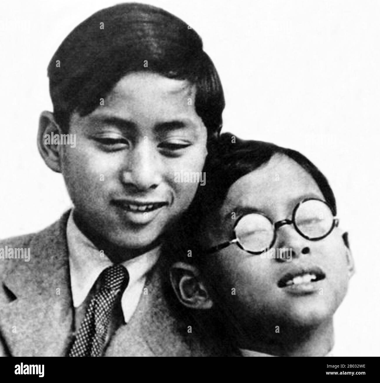 Ananda Mahidol (20. September 1925-9. Juni 1946) war der achte Monarch Thailands unter dem Haus Chakri. Im März 1935 wurde er von der Nationalversammlung als König anerkannt. Er war zu dieser Zeit ein neunjähriger Junge, der in der Schweiz lebte. Im Dezember 1945 kehrte er nach Thailand zurück. Am 9. Juni 1946 wurde der König in seinem Schlafzimmer in der Boromphiman Thronhalle (einem modernen Wohnpalast im Grand Palace) tot aufgefunden, nur vier Tage bevor er in die Schweiz zurückkehren sollte, um seinen Doktortitel in Jura an der Universität von Lausanne zu beenden. Sein Bruder Bhumibol Adulyadej succee Stockfoto