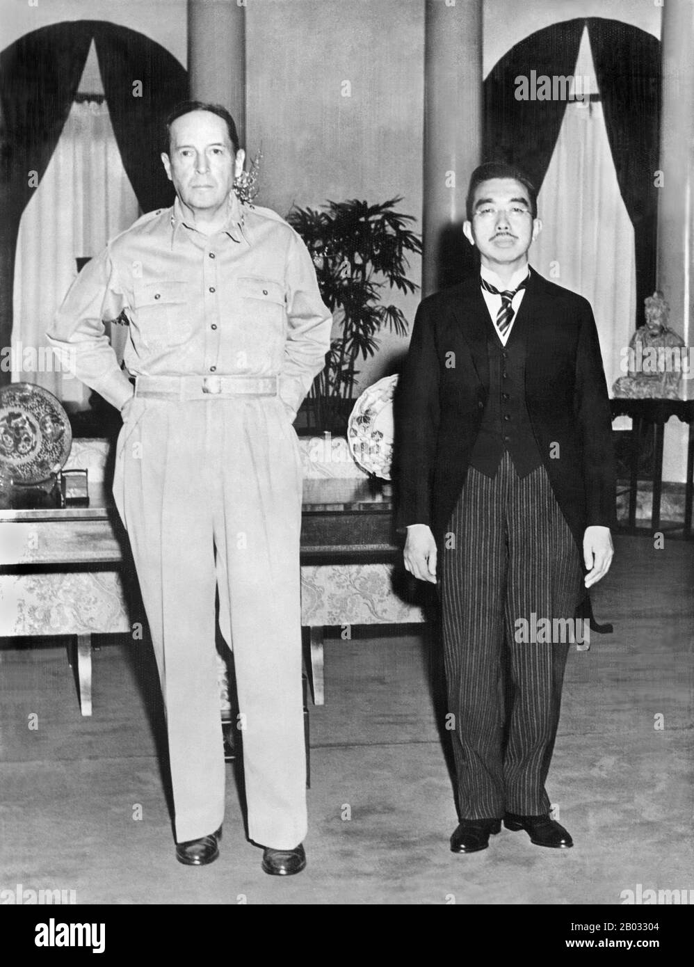 Am 27. September 1945 stattete Kaiser Hirohito dem US-Armeegeneral Douglas MacArthur in der Botschaft der Vereinigten Staaten in Tokio einen Besuch ab. Bis auf den persönlichen Übersetzer des Kaisers (er sprach den kaiserlichen Japanischen, der für das einheimische Japanisch schwer verständlich war) war sein Gefolge höflich, aber effektiv von der Versammlung ausgeschlossen. Stockfoto