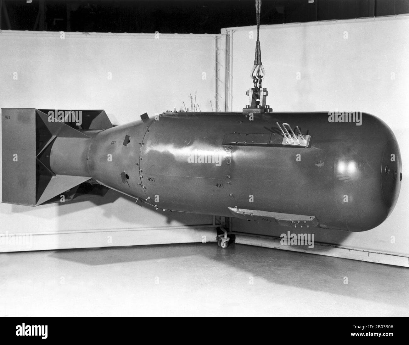 "Little Boy" war der Codename für die Atombombe, die am 6. August 1945 in der japanischen Stadt Hiroshima abgeworfen wurde. Es war die erste Atombombe, die in der Kriegsführung eingesetzt wurde. Die Bombardierung von Hiroshima war die zweite künstliche Kernexplosion in der Geschichte nach dem Trinity-Test und der ersten Detonation auf Uranbasis. Er explodierte mit einer Energie von ca. 15 Kilotonnen TNT. Die Bombe verursachte erhebliche Zerstörungen in der Stadt Hiroshima. Stockfoto