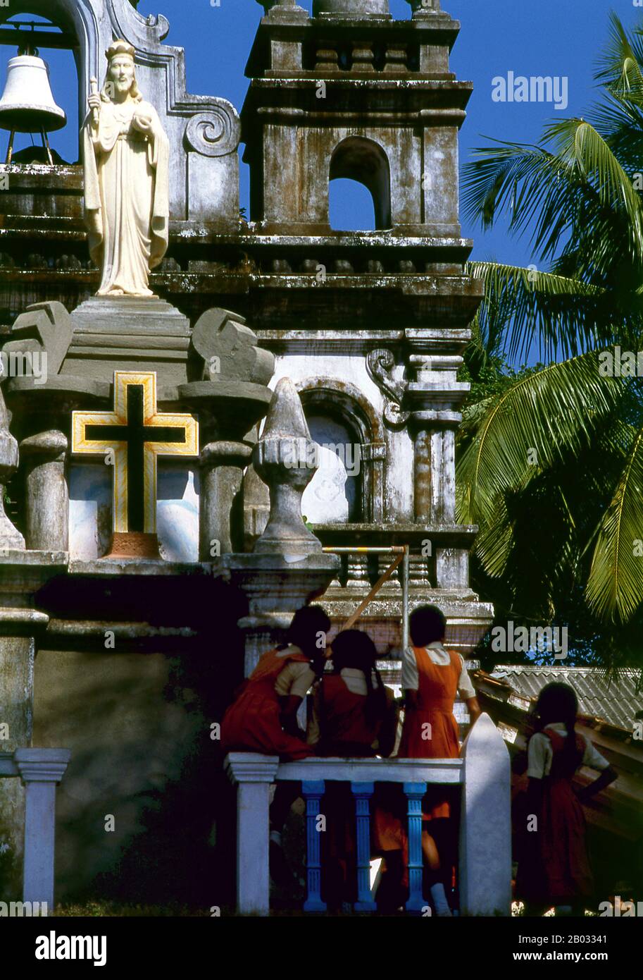 Im 15. Jahrhundert erkundeten die Portugiesen den Seeweg nach Indien und Papst Nikolaus V. erließ die Päpstliche Bulle Romanus Pontifex. Diese Bulle gewährte den Portugiesen die Schirmherrschaft über die Ausbreitung des christlichen Glaubens in Asien und belohnte sie mit einem Handelsmonopol für neu entdeckte Gebiete. Nachdem Vasco da Gama 1498 in Calicut an der Küste Keralas in Indien angekommen war, wurde der Handel wohlhabend. 1510 krängten die Portugiesen Goten vom Sultan von Bijapur und etablierten sich schließlich in Goa. Bis 1544 eroberten sie die Bezirke Bardez und Salcette in Goa. 1534 wurde der Bogen Stockfoto