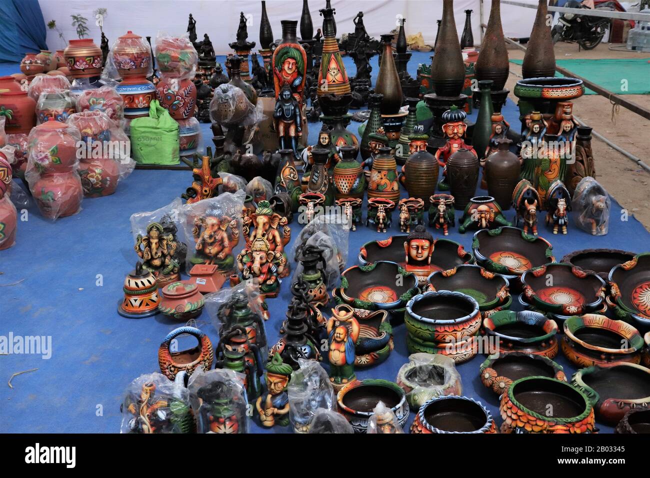 Indische Terrakotta-Figurinen/dekorative Artikel, die auf dem Markt erhältlich sind - Gujarat Stockfoto