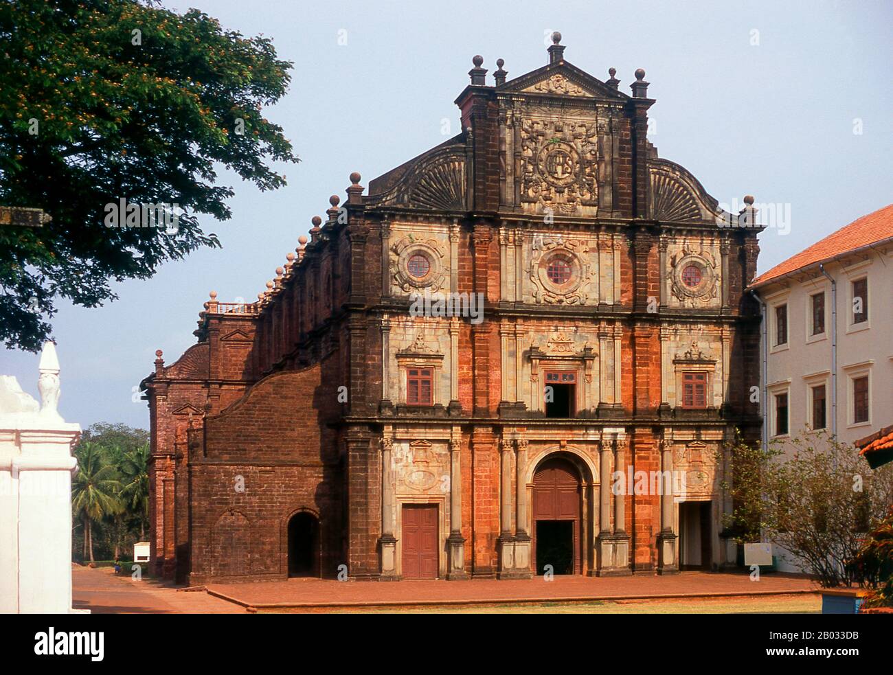 Old Goa oder Velha Goa wurde im 15. Jahrhundert CE als Hafen am Ufer des Flusses Mandovi von den Herrschern des Sultanats Bijapur gegründet. Die Stadt wurde gebaut, um Govapuri zu ersetzen, das einige Kilometer nach Süden lag und von den Kadamba- und Vijayanagar-Königen als Hafen genutzt worden war. Old Goa war die zweite Hauptstadt nach Bijapur der Herrschaft der Adil Shahi-Dynastie. Es war von einem Wassergraben umgeben und enthielt den palast des schahs sowie seine Moscheen und Tempel. Die Stadt wurde von den Portugiesen eingenommen und stand ab 1510 als Regierungssitz Portugals Indiens unter der portugiesischen Herrschaft. Der Vizekönig Stockfoto