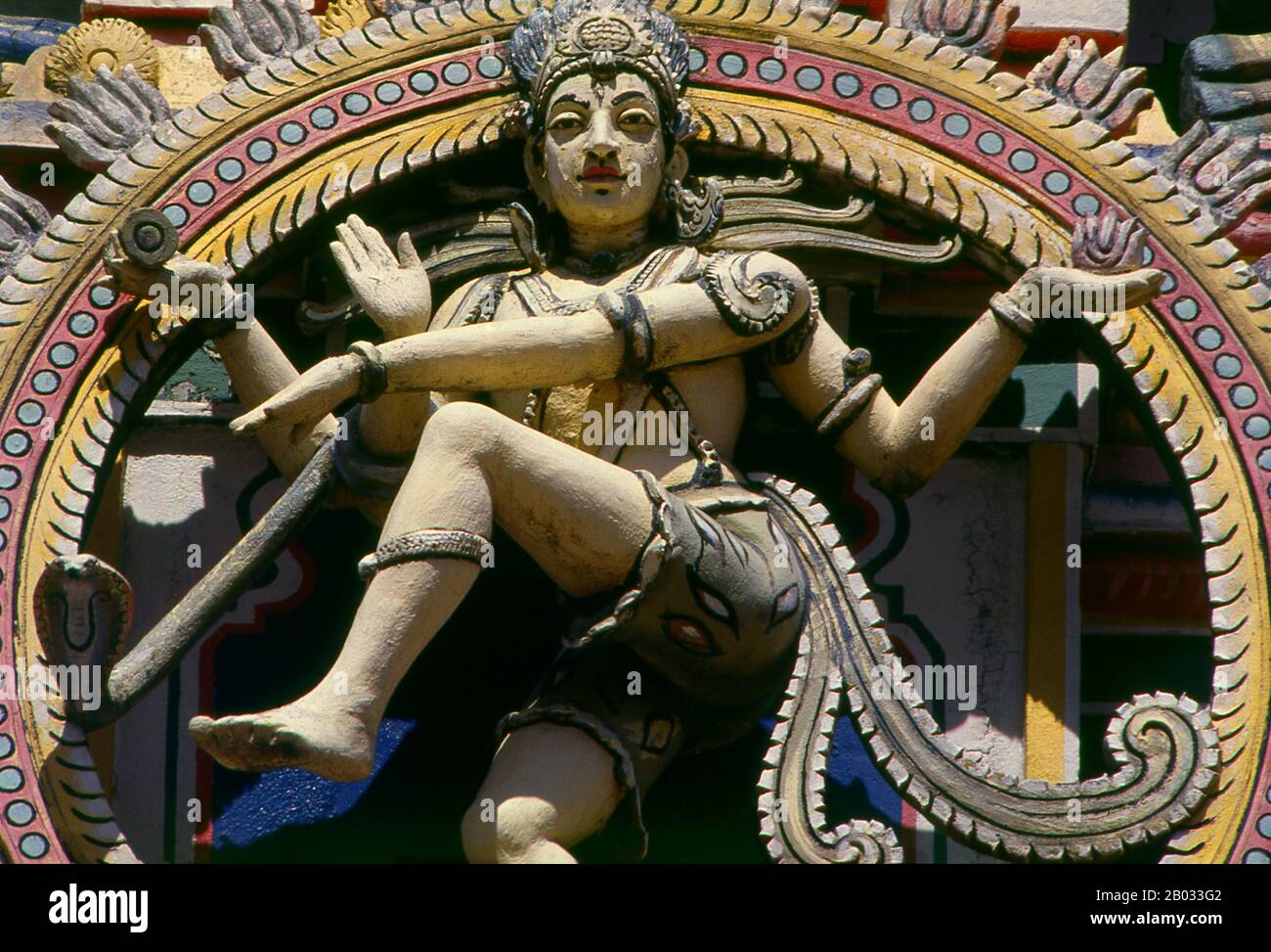 Nataraja oder Nataraj ('Der Herr - oder König - des Tanzes'; Tamil: Kooththan) ist eine Darstellung des hindu-gottes Shiva als kosmischer Tänzer Koothan, der seinen göttlichen Tanz ausführt, um ein ermüdtes Universum zu zerstören und Vorbereitungen für gott Brahma zu treffen, um den Prozess der Schöpfung zu beginnen. Als tamilisches Konzept wurde Shiva erstmals in den berühmten Chola-Bronzen und Skulpturen von Chidambaram als Nataraja dargestellt. Der Tanz von Shiva in Tillai, der traditionelle Name für Chidambaram, bildet das Motiv für alle Darstellungen Shivas als Nataraja. Er ist in Tamil auch als "Sabesan" bekannt, was "Der Herr bedeutet, der auf einem Dais tanzt". Die F. Stockfoto