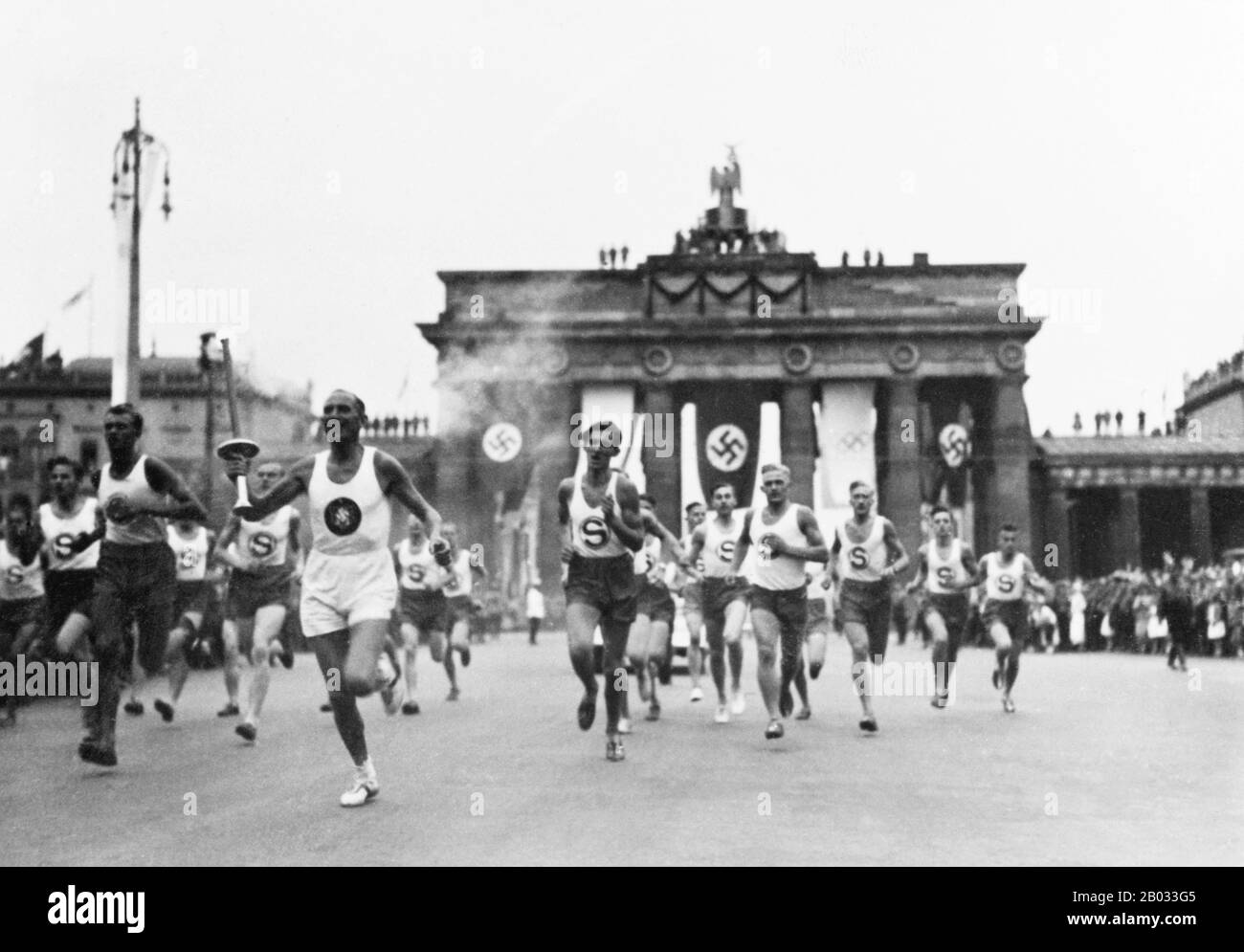 Die Olympischen Sommerspiele 1936 (deutsch: Olympische Sommerspiele 1936), offiziell bekannt als Spiele der XI-Olympiade, war eine internationale Multisportveranstaltung, die 1936 in Berlin stattfand. Reichskanzler Adolf Hitler sah in den Spielen die Möglichkeit, seine Regierung und ideale der Rassenvormachtstellung zu fördern, Stockfoto