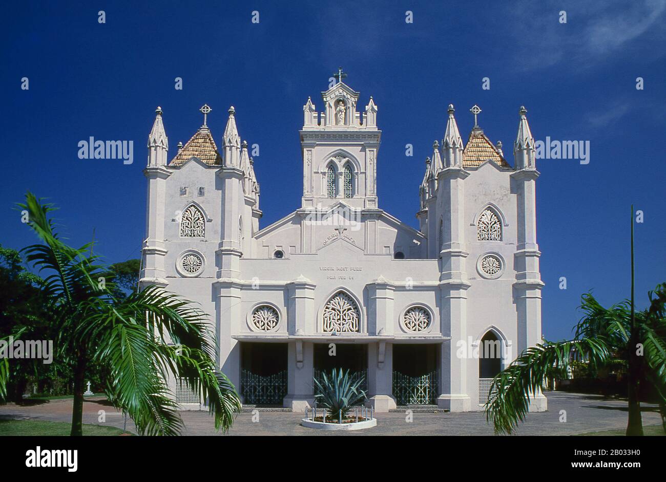 Die katholische St.-Marien-Kirche wurde ursprünglich im Jahre 1834 erbaut. Das von den Portugiesen nach Sri Lanka eingeführte Christenthum ist überwiegend von der röm.-kathischen Varietät und am sichtbarsten entlang der Westküste, vor allem um Negombo. Die Stadt Dehiwala hat in den letzten Jahren eine rasche Industrialisierung und Urbanisierung erlebt. An der Grenze zu Colombo gelegen, führte das billigere Land zu einem Immobilienboom mit Hypermärkten, Kaufhäusern und Apartmentkomplexen, die seine Skyline durchkämmen. Dehiwala hat sich in den letzten Jahren zu einem attraktiven Ort für Ferienunterkünfte für beide Businnen entwickelt Stockfoto