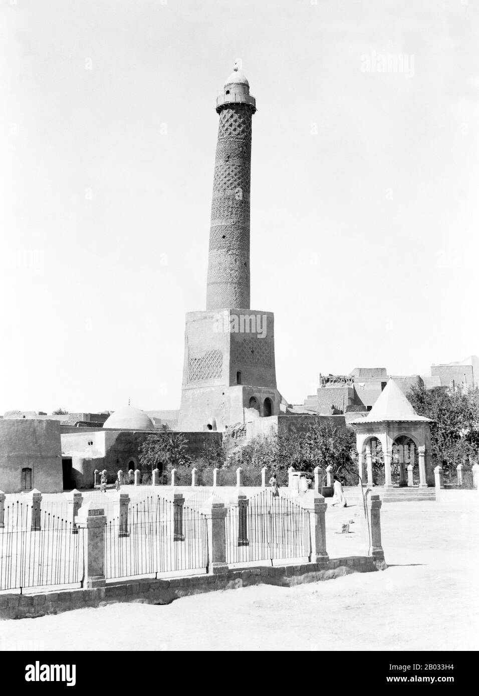 Die Große Moschee von al-Nuri ist eine historische Moschee in Mossul, Irak, die für ihr lehnen Minarett berühmt ist. Tradition hält, dass nur ad-Din Zangi die Moschee in den Jahren 1172-73, kurz vor seinem Tod, baute. Nach der Chronik von Ibn al-Athir ordnete er, nachdem nur ad-Din die Kontrolle über Mossul übernommen hatte, seinem Neffen Fakhr al-Din an, die Moschee zu bauen. Das Bauwerk wurde von ISIS-Kämpfern ins Visier genommen, die Mossul am 10. Juni 2014 besetzten und zuvor das Grab Jonahs zerstörten. Die Einwohner von Mossul jedoch, die mit der Zerstörung ihrer kulturellen Stätten aufstachelt, schützten die Moschee, indem sie eine Menschenkette bildeten und eine Res bildeten Stockfoto