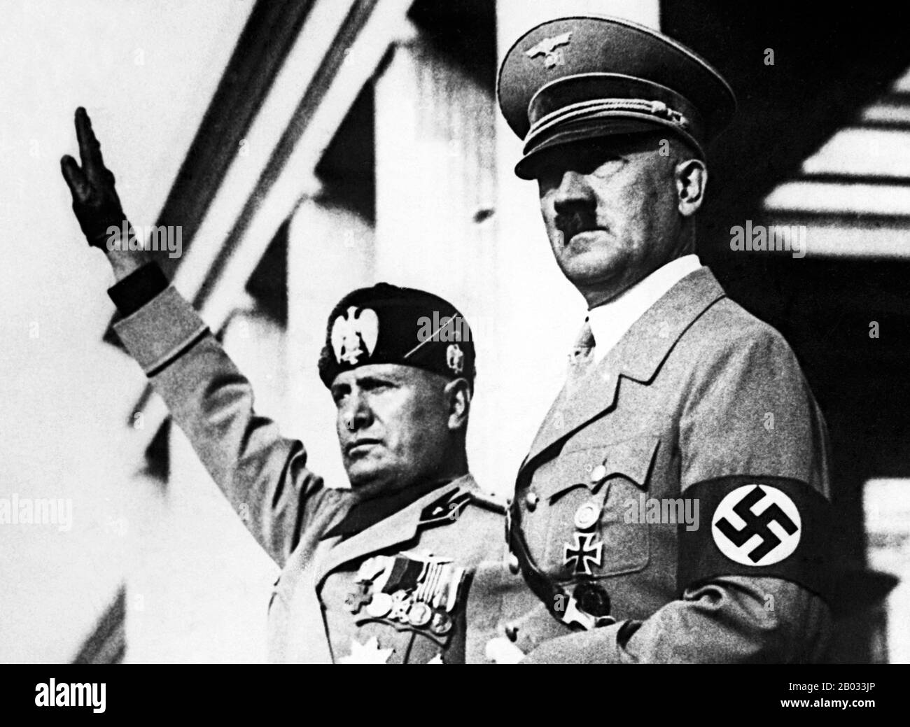 Adolf Hitler (20. April 1889 - 30. April 1945) war ein deutscher Politiker österreichischer Herkunft, der von 1933 bis 1945 Führer der NS-Partei (NSDAP), von 1933 bis 1945 Bundeskanzler und von 1934 bis 1945 Führer ("Führer") des NS-Deutschlands war. Als Diktator Nazideutschlands initiierte er den zweiten Weltkrieg in Europa und war eine zentrale Figur des Holocaust. Benito Amilcare Andrea Mussolini (29. Juli 1883 - 28. April 1945) war ein italienischer Politiker, Journalist und Führer der nationalen Faschistenpartei, der das Land von 1922 bis zum Sturz 1943 als Premierminister regierte. Verfassungsrechtlich regierte er bis 1925, Stockfoto