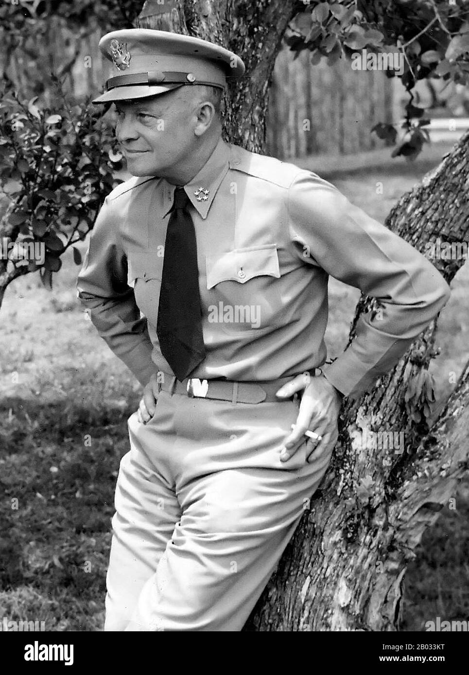 Dwight David 'Ike' Eisenhower (14. Oktober 1890 - 28. März 1969) war ein US-amerikanischer Politiker und General, der von 1953 bis 1961 als 34. Präsident der Vereinigten Staaten tätig war. Er war während des zweiten Weltkriegs Fünf-Sterne-General in der United States Army und diente als Oberster Befehlshaber der alliierten Streitkräfte in Europa. Eisenhower war für die Planung und Überwachung der Invasion Nordafrikas in Der Operation Torch in den Jahren 1942-43 und der erfolgreichen Invasion Frankreichs und Deutschlands in den Jahren 1944-45 von der Westfront verantwortlich. 1951 wurde er der erste Oberste Befehlshaber der NATO. Stockfoto