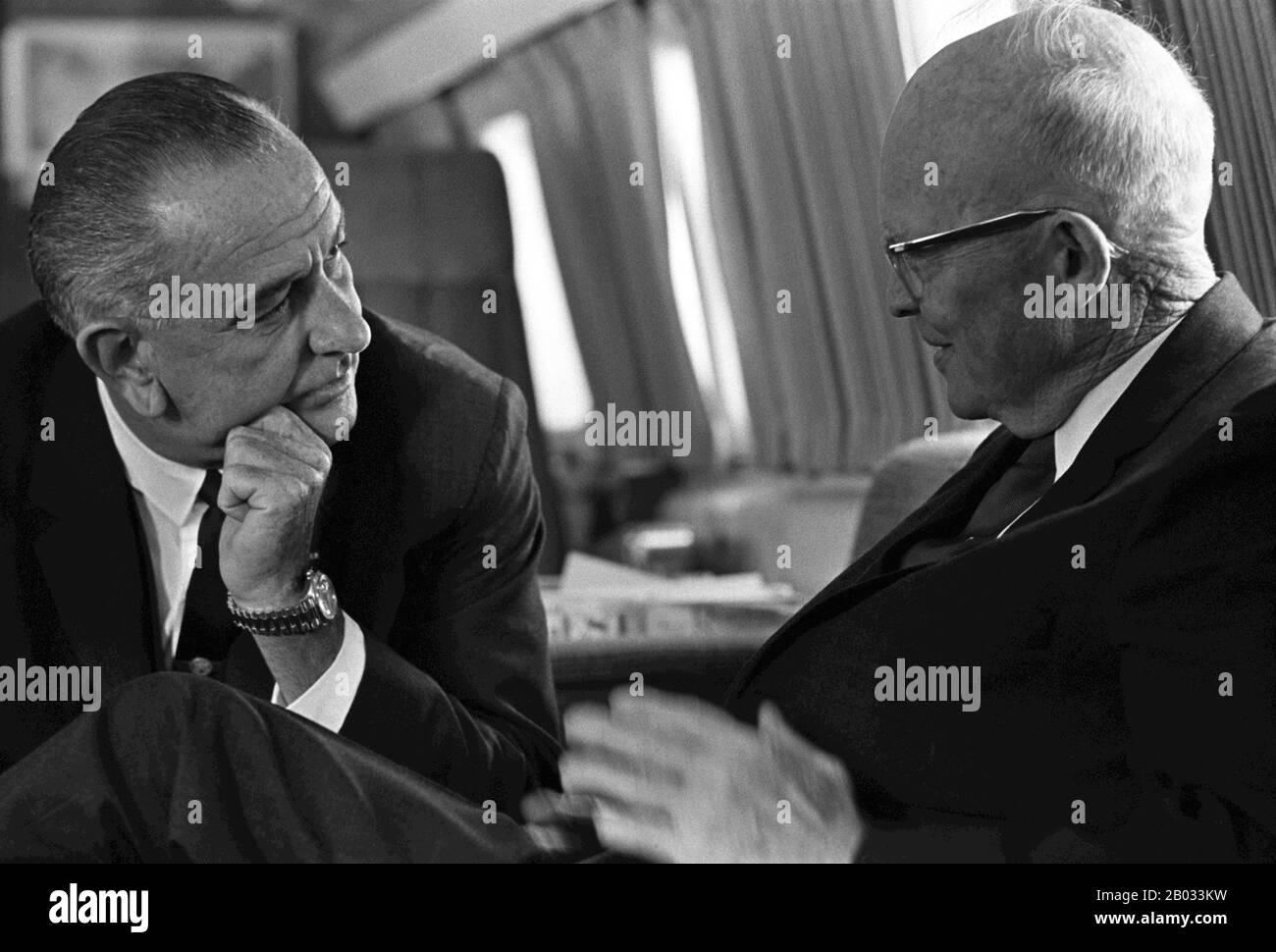 Lyndon Baines Johnson (27. August 1908 - 22. Januar 1973), oft als LBJ bezeichnet, war 36. Präsident der Vereinigten Staaten (1963-1969) nach seinem Dienst als 37. Vizepräsident der Vereinigten Staaten (1961-1963). Er ist einer von nur vier Personen, die in allen vier gewählten Bundesämtern der Vereinigten Staaten tätig waren: Vertreter, Senator, Vizepräsident und Präsident. Dwight David 'Ike' Eisenhower (14. Oktober 1890 - 28. März 1969) war ein US-amerikanischer Politiker und General, der von 1953 bis 1961 als 34. Präsident der Vereinigten Staaten tätig war. Er war ein Fünf-Sterne-General in der United St Stockfoto