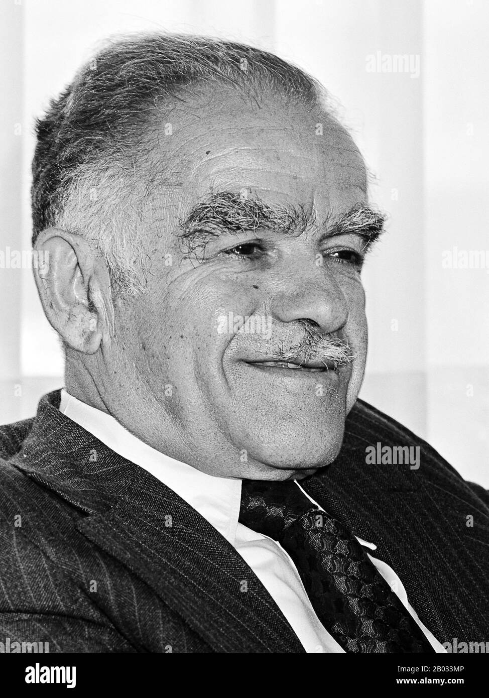 Yitzhak Shamir (geboren als Yitzhak Yezernitsky; 22. Oktober 1915 - 30. Juni 2012) war ein israelischer Politiker und der siebte Premierminister Israels, der zwei Amtszeiten bekleidete, 1983-84 und 1986-1992. Vor der Gründung des Staates Israel war Shamir ein Führer der zionistischen Terrorgruppe Lehi (die Stern-Gang). Als Führer der Stern-Gang genehmigte und half Shamir, die Ermordung des UN-Mediators in Palästina zu organisieren, der schwedische Graf Folke Bernadotte im September 1948. Nach der Gründung des Staates Israel diente er zwischen 1955 und 1965 im Mossad, einem Kness Stockfoto