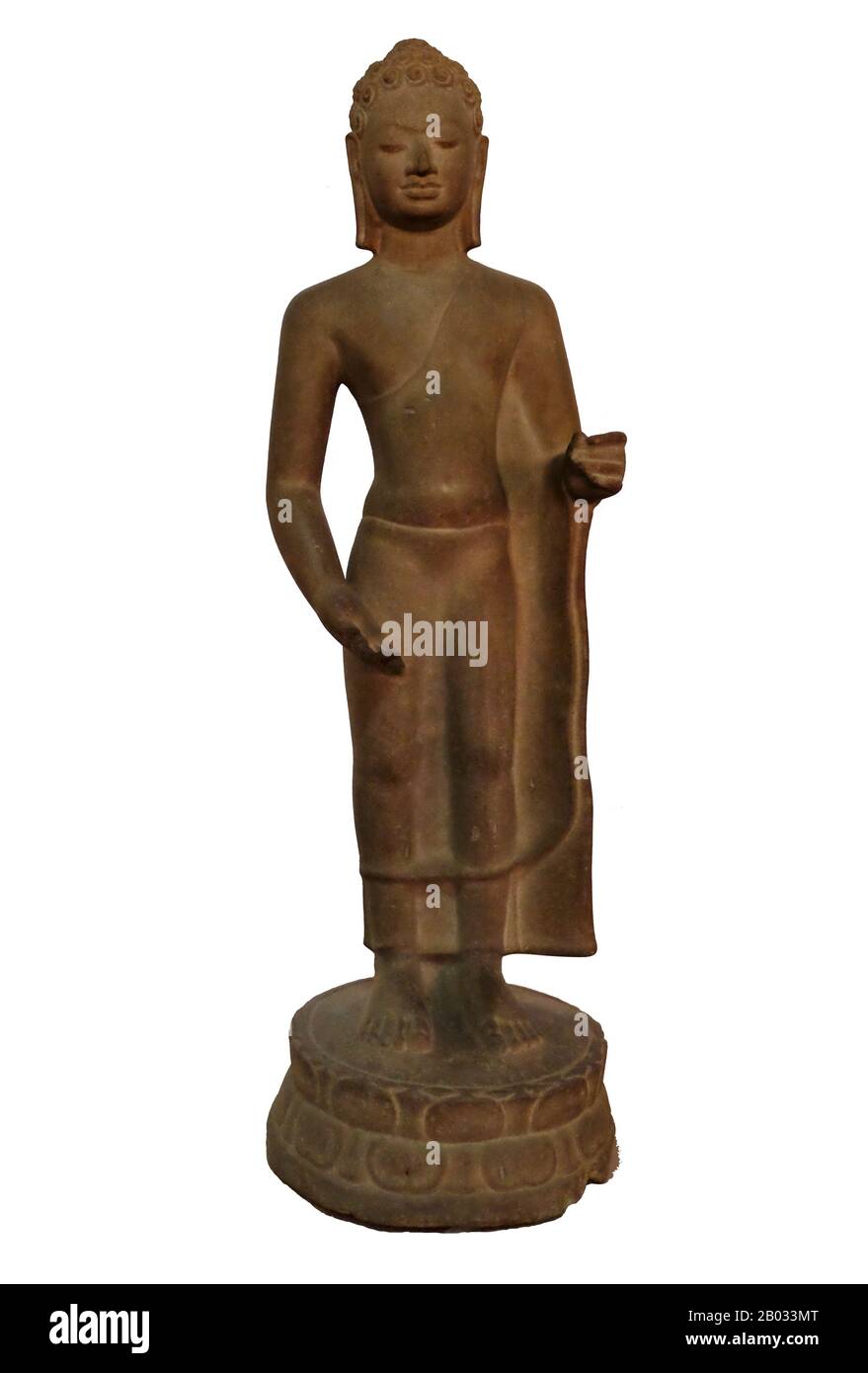 Das Nationalmuseum, das in einem 1918 erbauten roten Pavillon untergebracht ist, beherbergt eine Sammlung von Khmer-Kunst, darunter einige der besten vorhandenen Stücke. Zu den Ausstellungsstücken gehören eine Statue aus dem 6. Jahrhundert von Vishnu, eine Statue aus dem 9. Jahrhundert von Shiva und der berühmte skulptierte Kopf von Jayavarman VII in meditativer Pose. Besonders beeindruckend ist eine beschädigte Büste eines sich zurückverwindenden Vishnu, das einst Teil einer massiven Bronzestatue war, die im westlichen Mebon-Tempel in Angkor gefunden wurde. Stockfoto