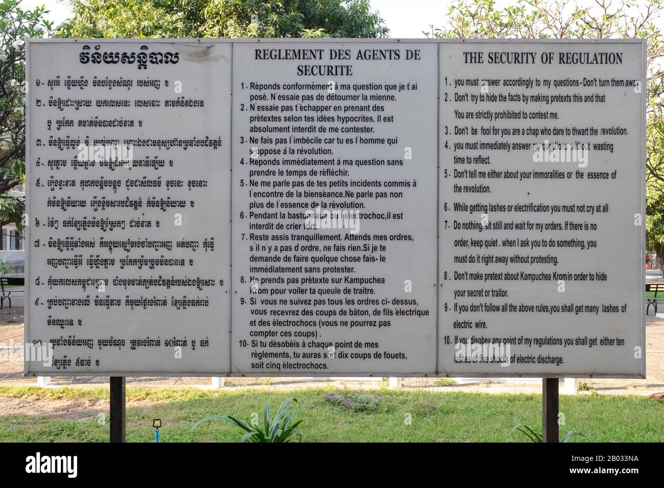 Das Genozid-Museum Tuol Sleng ist ein Museum in Phnom Penh, der Hauptstadt Kambodschas. Das Gelände ist ein ehemaliges Gymnasium, das von dem kommunistischen Regime der Khmer Rouge von seinem Machtaufstieg 1975 bis zu seinem Sturz 1979 als berüchtigtes Sicherheitsgefängnis 21 (S-21) genutzt wurde. Tuol Sleng bedeutet 'Hügel der Giftigen Bäume' oder 'Strychnine Hill'. Die Khmer Rouge oder die Kommunistische Partei Kampucheas regierten von 1975 bis 1979 Kambodscha, angeführt von Pol Pot, Nuon Chea, Ieng Sary, Son Sen und Khieu Samphan. Man erinnert sich vor allem an seine Brutalität und Politik der Sozialtechnik, die Millionen von Toten zur Folge hatte. Sein Stockfoto