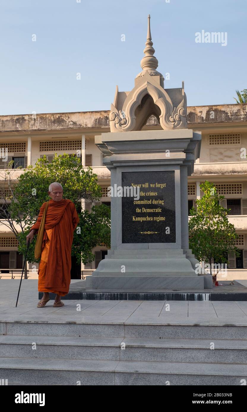 Das Genozid-Museum Tuol Sleng ist ein Museum in Phnom Penh, der Hauptstadt Kambodschas. Das Gelände ist ein ehemaliges Gymnasium, das von dem kommunistischen Regime der Khmer Rouge von seinem Machtaufstieg 1975 bis zu seinem Sturz 1979 als berüchtigtes Sicherheitsgefängnis 21 (S-21) genutzt wurde. Tuol Sleng bedeutet 'Hügel der Giftigen Bäume' oder 'Strychnine Hill'. Die Khmer Rouge oder die Kommunistische Partei Kampucheas regierten von 1975 bis 1979 Kambodscha, angeführt von Pol Pot, Nuon Chea, Ieng Sary, Son Sen und Khieu Samphan. Man erinnert sich vor allem an seine Brutalität und Politik der Sozialtechnik, die Millionen von Toten zur Folge hatte. Sein Stockfoto