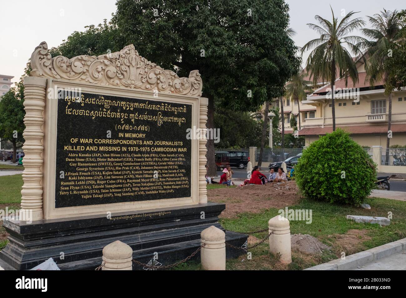 Die Khmer Rouge oder die Kommunistische Partei Kampucheas regierten von 1975 bis 1979 Kambodscha, angeführt von Pol Pot, Nuon Chea, Ieng Sary, Son Sen und Khieu Samphan. Man erinnert sich vor allem an seine Brutalität und Politik der Sozialtechnik, die Millionen von Toten zur Folge hatte. Seine Bemühungen um eine Agrarreform führten zu einer weit verbreiteten Hungersnot, während ihr Beharren auf absoluter Selbstversorgung, auch bei der Versorgung mit Medikamenten, zu Tausenden Todesfällen bei behandelbaren Krankheiten (wie Malaria) führte. Brutale und willkürliche Hinrichtungen und Folter, die von seinen Kadern gegen gefühlte subversive Elemente oder Duri durchgeführt wurden Stockfoto