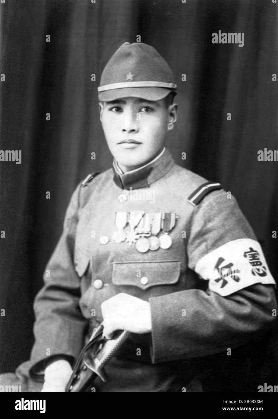 Das Kempeitai ('Military Police Corps') war von 1881 bis 1945 der Militärpolizeiarm der Kaiserlich japanischen Armee. Es handelte sich nicht um eine konventionelle Militärpolizei, sondern eher um eine Geheimpolizei, wie sie der deutschen Nazi-Gestapo ähnelt. Während es institutionell Teil der Kaiserlich japanischen Armee war, entließ es auch die Funktionen der Militärpolizei für die Kaiserlich japanische Marine unter der Leitung des Admiralitätsministers (obwohl die IJN über ein wesentlich kleineres Tokkeitai verfügte), Die der ausführenden Polizei unter der Leitung des Innenministers und die der direkt unterstellten Justizpolizei Stockfoto