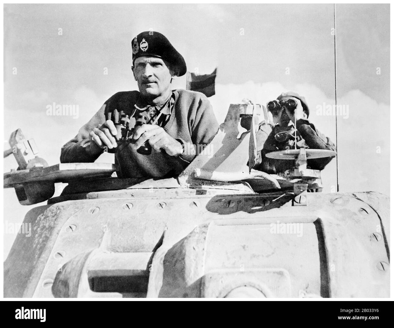 Die Zweite Schlacht von El Alamein (23. Oktober bis 11. November 1942) war eine große Schlacht des Zweiten Weltkriegs, die in der Nähe des ägyptischen Bahnhalters El Alamein stattfand. Mit den Alliierten als Sieger markierte sie einen wichtigen Wendepunkt in der Kampagne der westlichen Wüste des Zweiten Weltkriegs. Feldmarschall Bernard Law Montgomery, 1st Viscount Montgomery of Alamein, KG, GCB, DSO, PC (17. November 1887 - 24. März 1976), Spitzname 'Monty' und 'Sparan General', war ein leitender Offizier der britischen Armee und Sieger bei El-Alamein. Stockfoto