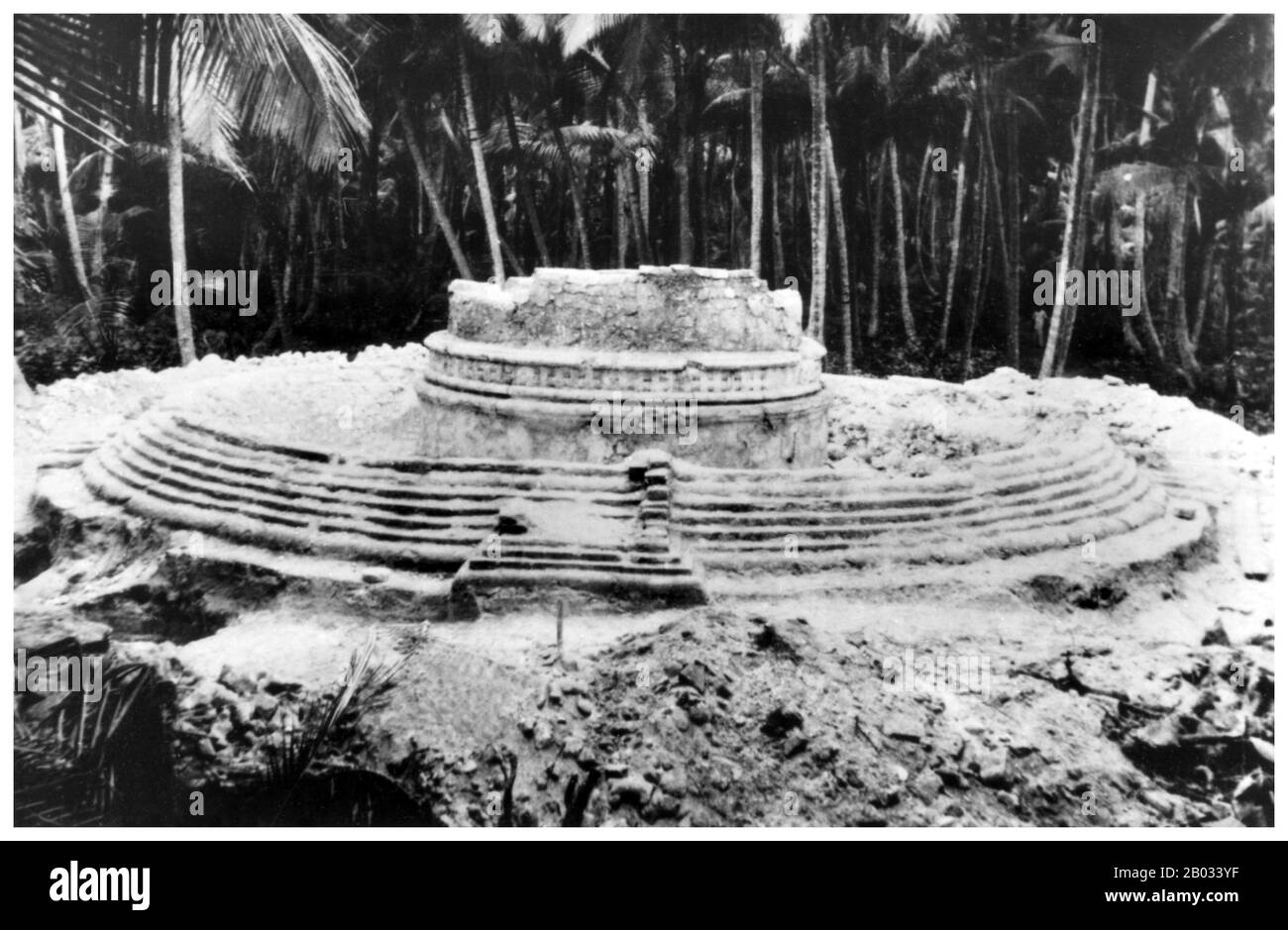 Der Buddhismus auf den Malediven war die vorherrschende Religion mindestens bis zum 12. Jahrhundert vor Christus. Es ist nicht klar, wie der Buddhismus auf den Inseln eingeführt wurde, obwohl es eine Reihe konkurrierender Theorien gibt. Die vorherrschende Ansicht ist, dass sie mit der Expansion der singhalesischen Menschen aus dem benachbarten Sri Lanka eingeführt wurde, die vor allem buddhistisch sind. Im Februar 2012 erzwang eine Gruppe islamischer Extremisten den Weg ins Nationalmuseum in Male und griff die Sammlung vorislamischer Skulpturen des Museums an, zerstörte oder beschädigte nahezu die gesamte Sammlung etwa dreißig Hindu- und Buddhi-Menschen Stockfoto