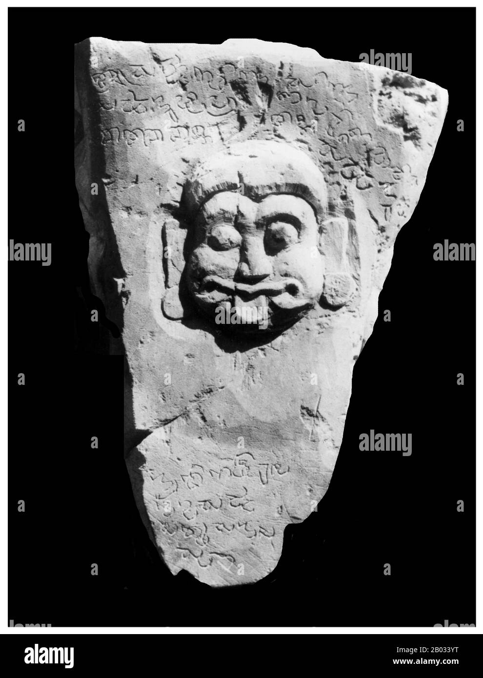 Der Buddhismus auf den Malediven war die vorherrschende Religion mindestens bis zum 12. Jahrhundert vor Christus. Es ist nicht klar, wie der Buddhismus auf den Inseln eingeführt wurde, obwohl es eine Reihe konkurrierender Theorien gibt. Die vorherrschende Ansicht ist, dass sie mit der Expansion der singhalesischen Menschen aus dem benachbarten Sri Lanka eingeführt wurde, die vor allem buddhistisch sind. Im Februar 2012 erzwang eine Gruppe islamischer Extremisten den Weg ins Nationalmuseum in Male und griff die Sammlung vorislamischer Skulpturen des Museums an, zerstörte oder beschädigte nahezu die gesamte Sammlung etwa dreißig Hindu- und Buddhi-Menschen Stockfoto