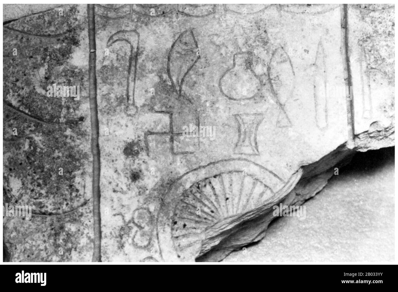 Der Buddhismus auf den Malediven war die vorherrschende Religion mindestens bis zum 12. Jahrhundert vor Christus. Es ist nicht klar, wie der Buddhismus auf den Inseln eingeführt wurde, obwohl es eine Reihe konkurrierender Theorien gibt. Die vorherrschende Ansicht ist, dass sie mit der Expansion der singhalesischen Menschen aus dem benachbarten Sri Lanka eingeführt wurde, die vor allem buddhistisch sind. Im Februar 2012 erzwang eine Gruppe islamischer Extremisten den Weg ins Nationalmuseum in Male und griff die Sammlung vorislamischer Skulpturen des Museums an, zerstörte oder beschädigte nahezu die gesamte Sammlung etwa dreißig Hindu- und Buddhi-Menschen Stockfoto