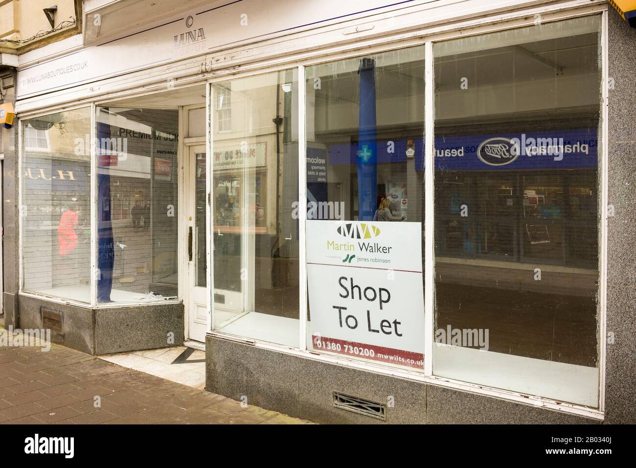 Ein leeres Geschäft in Devizes Wiltshire England UK mit einem SCHILD, DAS von einer Immobilienagentur geliefert WURDE Stockfoto