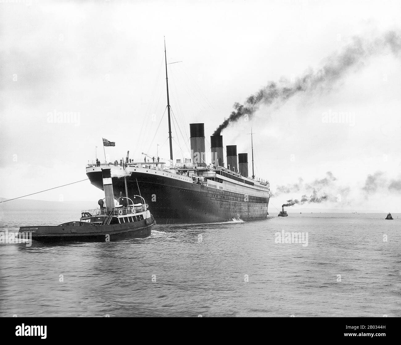 RMS Titanic war ein britischer Passagierliner, der am frühen Morgen des 15. April 1912 im Nordatlantik sank, nachdem sie während ihrer Jungfernfahrt von Southampton nach New York City mit einem Eisberg kollidierte. Von den 2.224 Passagieren und der Besatzung an Bord starben mehr als 1.500 bei der Versenkung, was sie zu einer der tödlichsten kommerziellen friedensstiftenden Schiffskatastrophen in der modernen Geschichte machte. Die RMS Titanic war das damals größte Schiff auf dem Wasser, als sie in Dienst gestellt wurde. Sie war die zweite von drei Ozeanlinern der Olympia-Klasse, die von der White Star Line betrieben wurden und von der Werft Harland and Wolff in Belfast gebaut wurden. Stockfoto